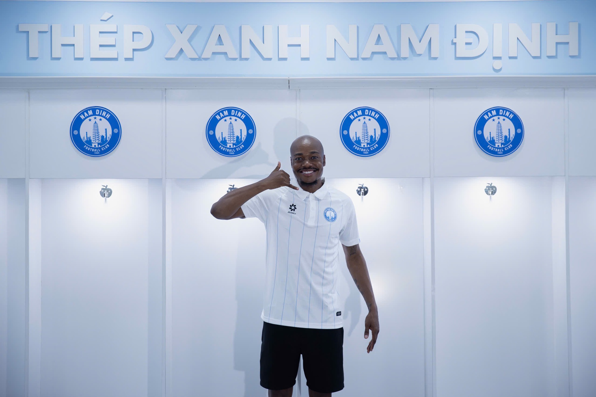 O jogador sul-africano de US$ 1 milhão joga pelo Nam Dinh e costumava jogar na Premier League - Foto 1. Tuyển thủ Nam Phi trị giá 1 triệu USD khoác áo Nam Định, từng đá tại Ngoại hạng Anh- Ảnh 1.
