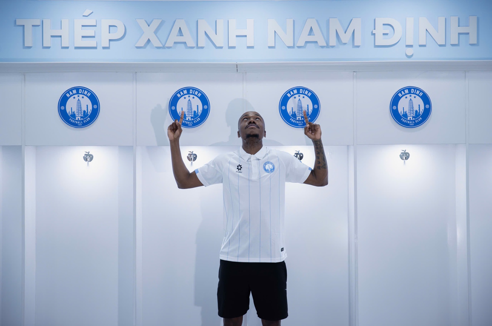 O jogador sul-africano de US$ 1 milhão joga pelo Nam Dinh e costumava jogar na Premier League - Foto 2. Tuyển thủ Nam Phi trị giá 1 triệu USD khoác áo Nam Định, từng đá tại Ngoại hạng Anh- Ảnh 2.