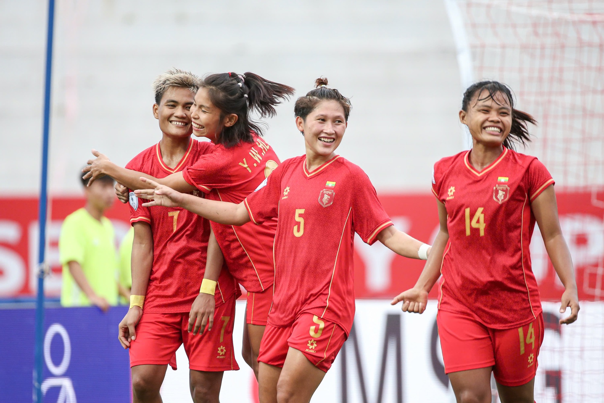 Dengan kemunculan semula yang menakjubkan untuk menewaskan Thailand, Myanmar memenangi tiket ke final Piala Wanita AFF - Foto 1. Lội ngược dòng ngoạn mục thắng Thái Lan, Myanmar giành vé vào chung kết AFF Cup nữ- Ảnh 1.