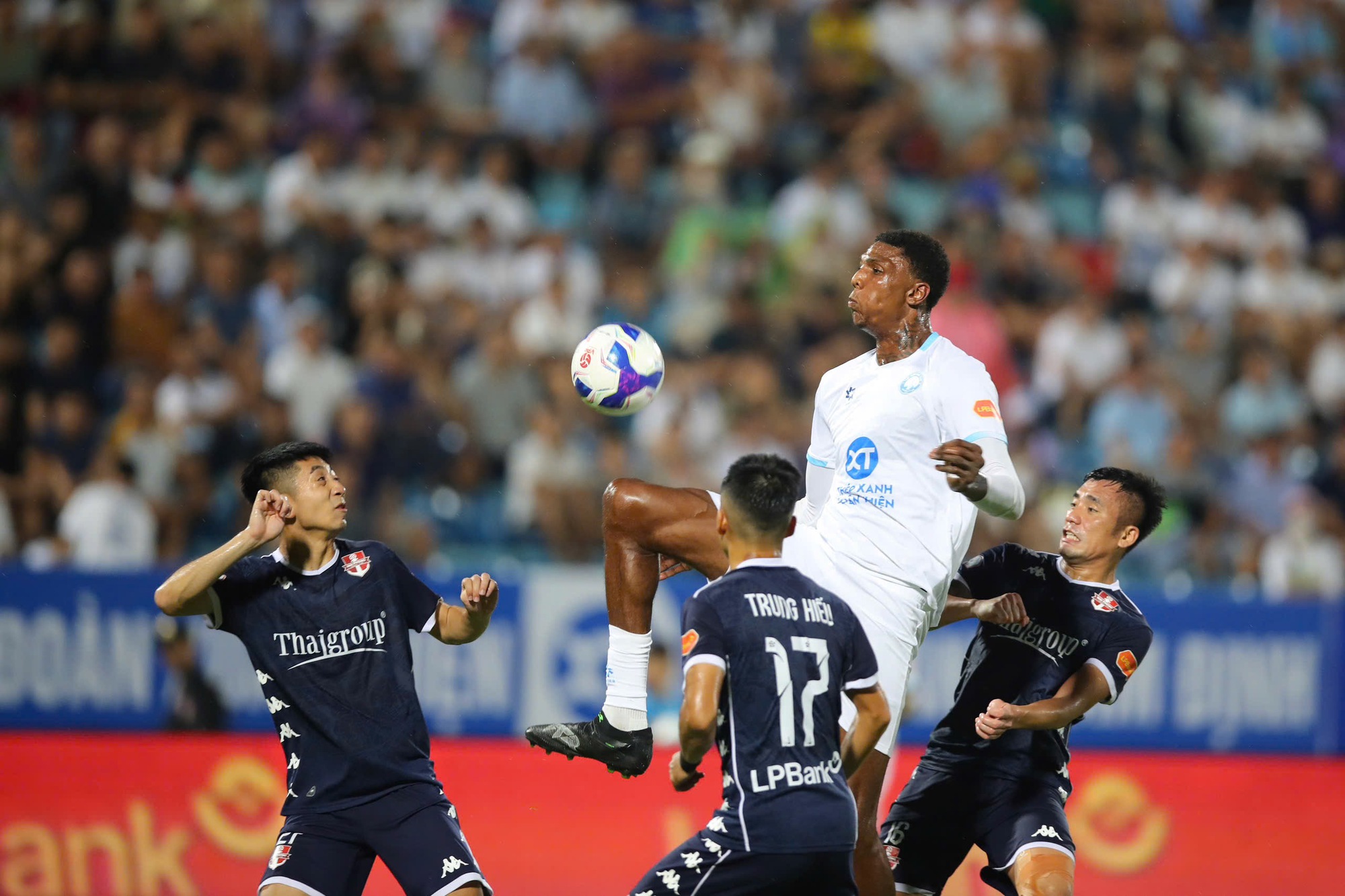 ຊາວຫວຽດນາມຢູ່ຕ່າງປະເທດຈາກປະເທດຝຣັ່ງສ່ອງແສງ, 'ຫໍ' ຫຼິ້ນໄດ້ດີ: ສະໂມສອນ ນາມດິງ ມາຈາກຫຼັງເອົາຊະນະ ຫາຍຟ່ອງ - ຮູບທີ 2. Việt kiều Pháp tỏa sáng, ‘tòa tháp’ chơi cực hay: CLB Nam Định ngược dòng đánh bại Hải Phòng- Ảnh 2.