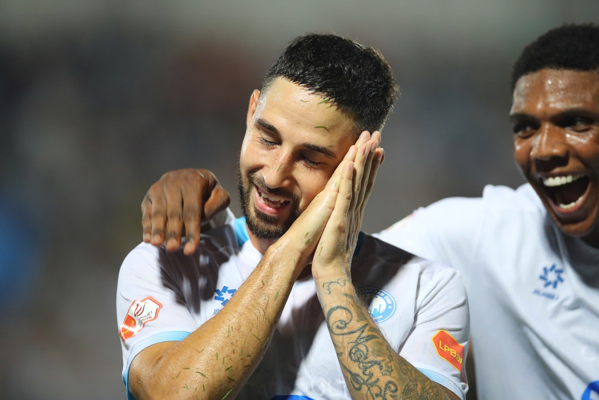 ຊາວຫວຽດນາມຢູ່ຕ່າງປະເທດຈາກຝຣັ່ງສ່ອງແສງ, 'ຫໍ' ຫຼິ້ນໄດ້ດີ: ສະໂມສອນ ນາມດິງ ມາຈາກຫຼັງເອົາຊະນະ ຫາຍຟ່ອງ - ຮູບ 3. Việt kiều Pháp tỏa sáng, ‘tòa tháp’ chơi cực hay: CLB Nam Định ngược dòng đánh bại Hải Phòng- Ảnh 3.