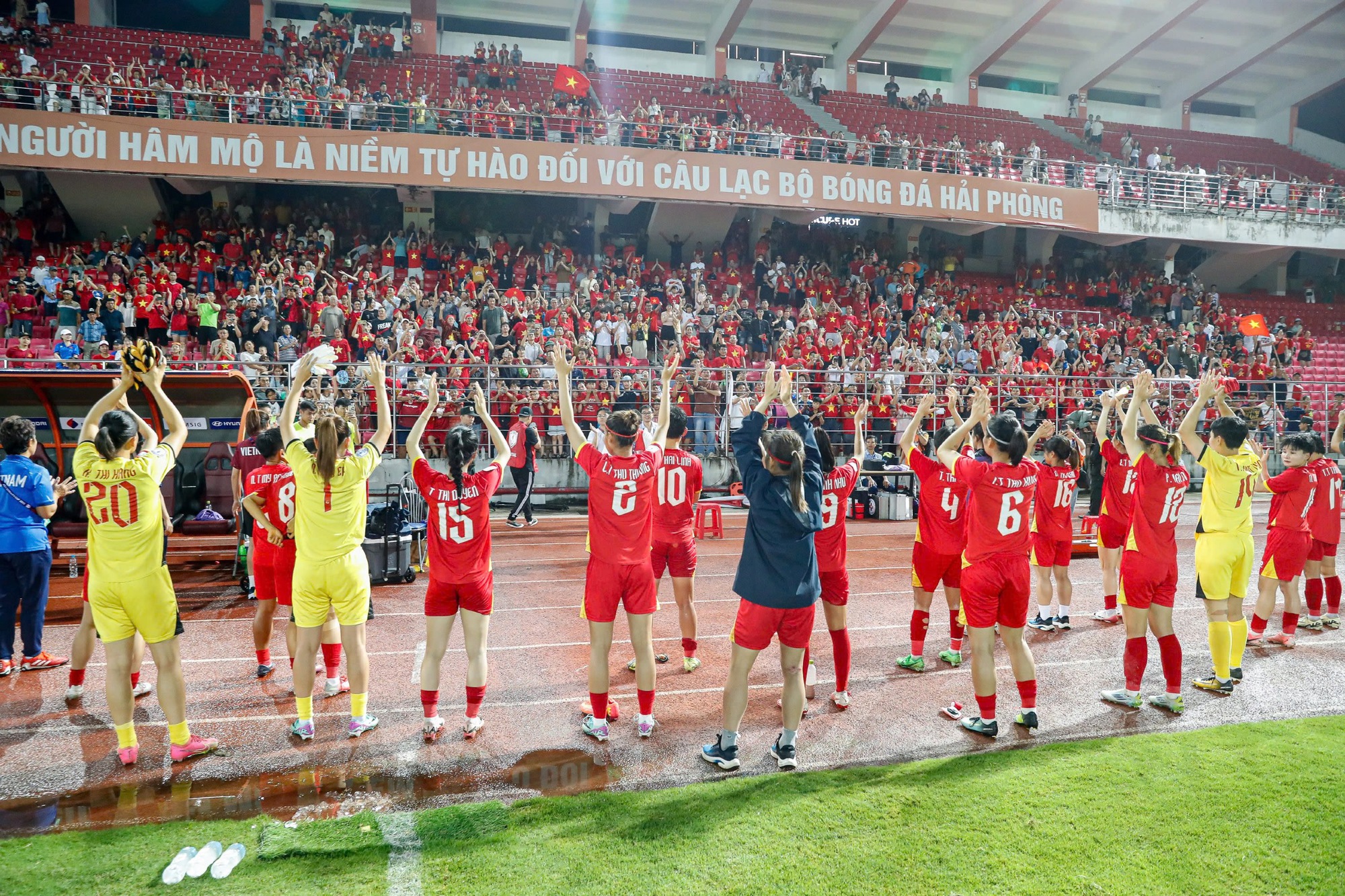 A seleção feminina vietnamita pode manter a cabeça erguida, com grandes chances de conquistar a medalha de bronze: Revanche com a Tailândia - Foto 4. Đội tuyển nữ Việt Nam có thể ngẩng cao đầu, cơ hội lớn giành HCĐ: Tái đấu Thái Lan- Ảnh 4.