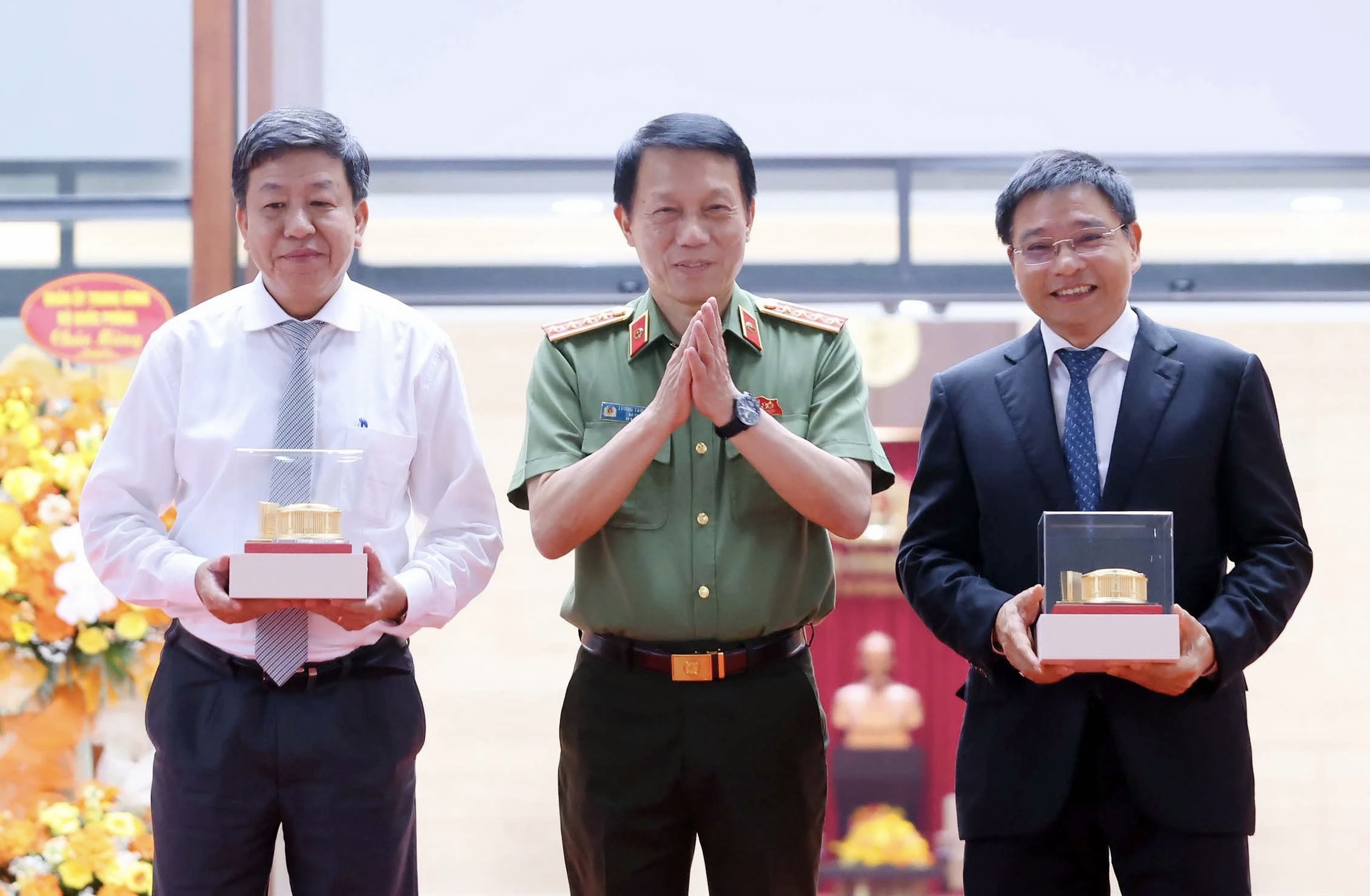 Tổng Bí thư Tô Lâm cắt băng khánh thành trụ sở Bộ Công an - Ảnh 2.