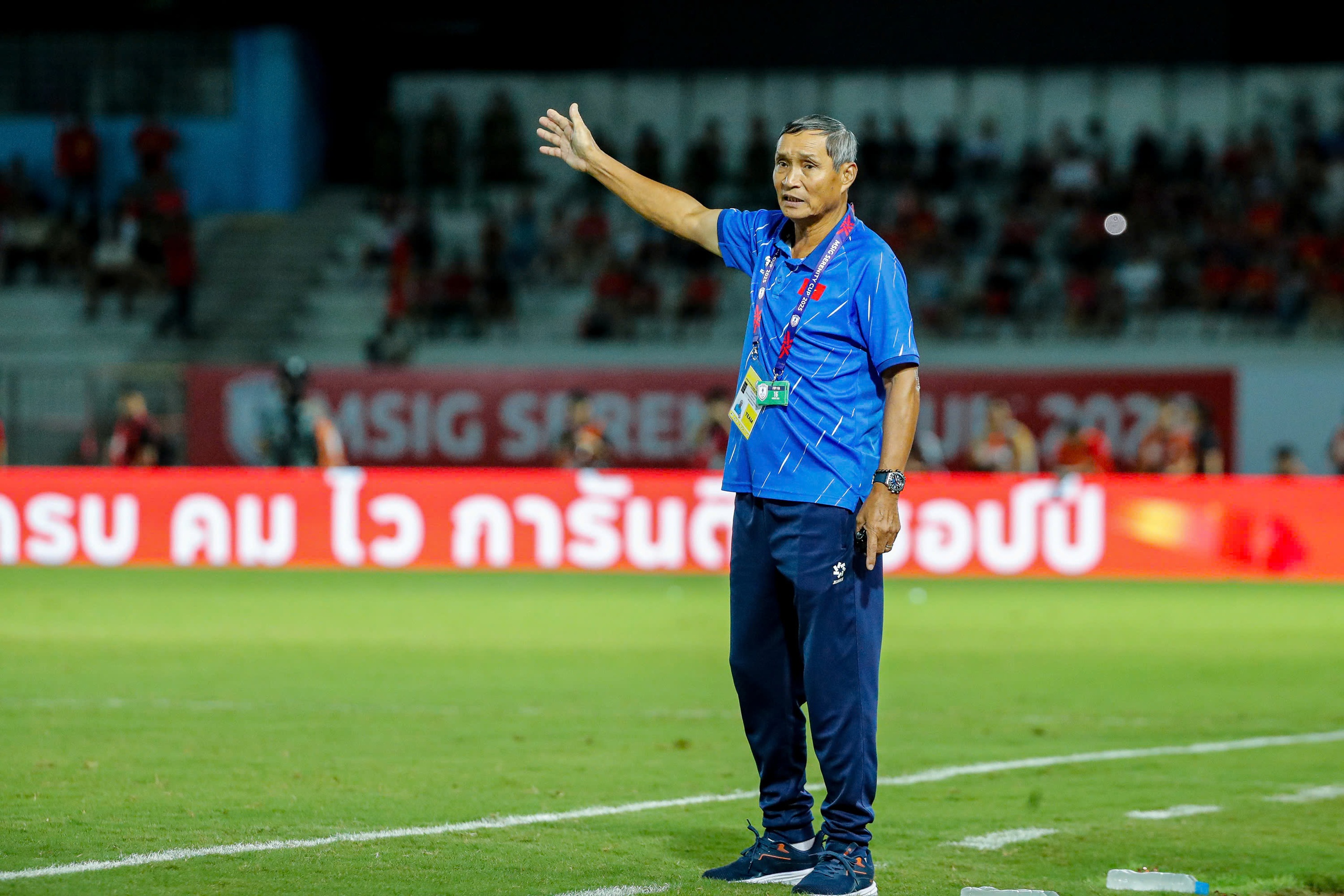 សារព័ត៌មានថៃសោកស្តាយចំពោះការចាញ់វគ្គពាក់កណ្តាលផ្តាច់ព្រ័ត្រ គ្រូបង្វឹក Mai Duc Chung ចង់ឲ្យកូនសិស្សរបស់ខ្លួនទទួលជ័យជម្នះម្តងទៀត - រូបថត ២. Báo chí Thái Lan tiếc nuối vì thua bán kết, HLV Mai Đức Chung muốn học trò tái lập chiến thắng- Ảnh 2.