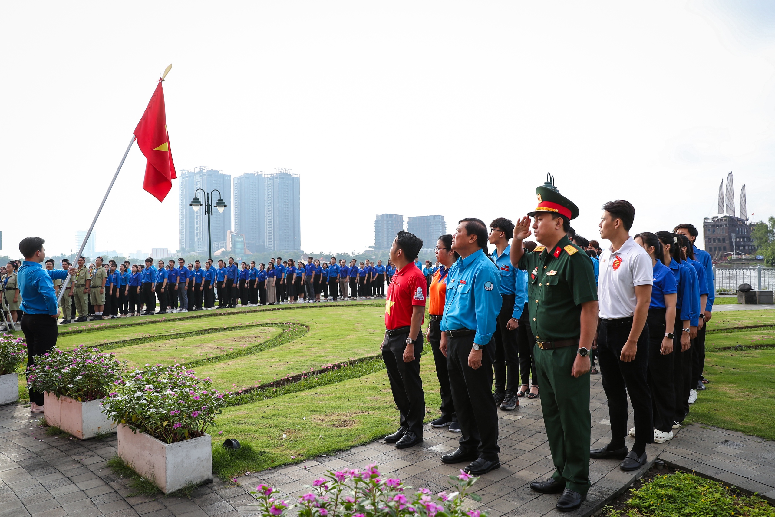 Khoảnh khắc tự hào lễ chào cờ 'Tôi yêu Tổ quốc tôi'... - Ảnh 1.