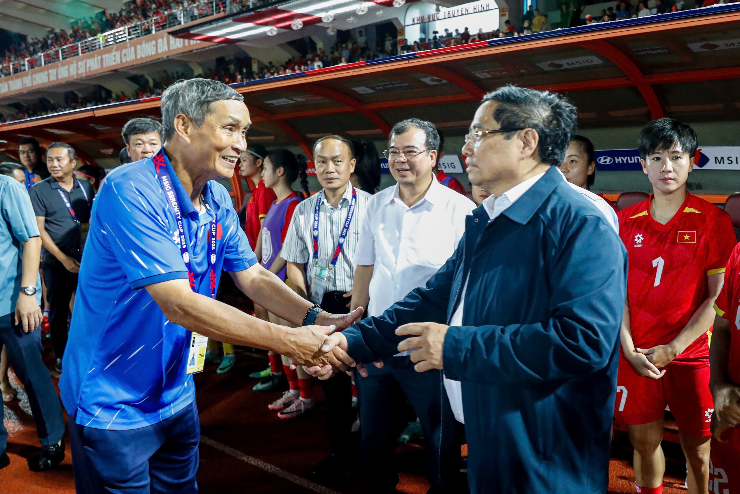 Trenér Mai Duc Chung poděkoval premiérovi, Bich Thuy se rozplakal, australský trenér se „bál, že bude remízovat“ - Foto 2. HLV Mai Đức Chung cảm ơn Thủ tướng, Bích Thùy bật khóc, HLV Úc 'sợ bị gỡ hòa'- Ảnh 2.