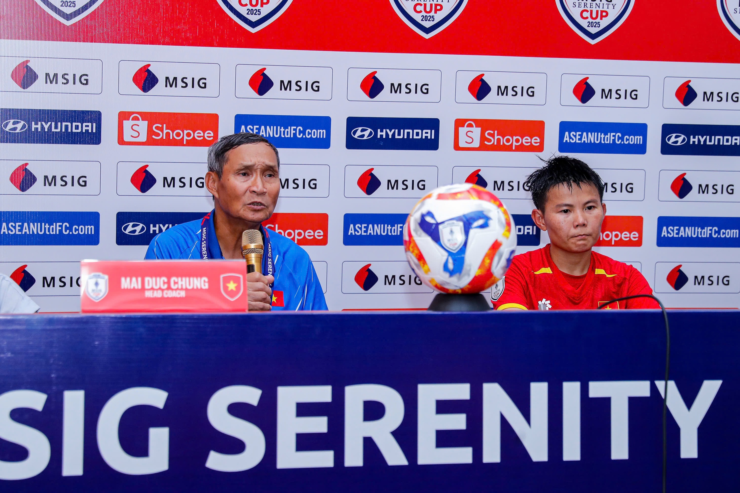 Trenér Mai Duc Chung poděkoval premiérovi, Bich Thuy se rozplakal, australský trenér se „bál, že bude remízovat“ - Foto 1. HLV Mai Đức Chung cảm ơn Thủ tướng, Bích Thùy bật khóc, HLV Úc 'sợ bị gỡ hòa'- Ảnh 1.