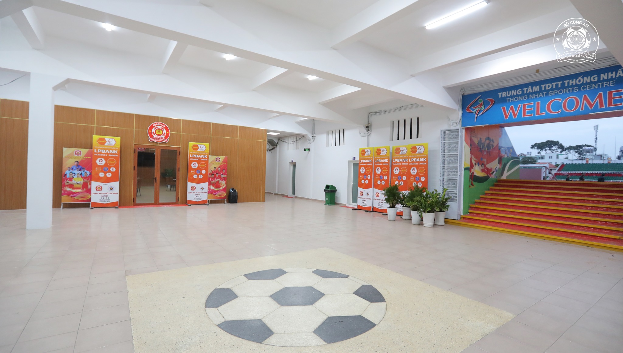 Sân Thống Nhất đẹp long lanh, sẵn sàng chứng kiến CLB Công an TP.HCM đấu đội Hà Nội- Ảnh 1.