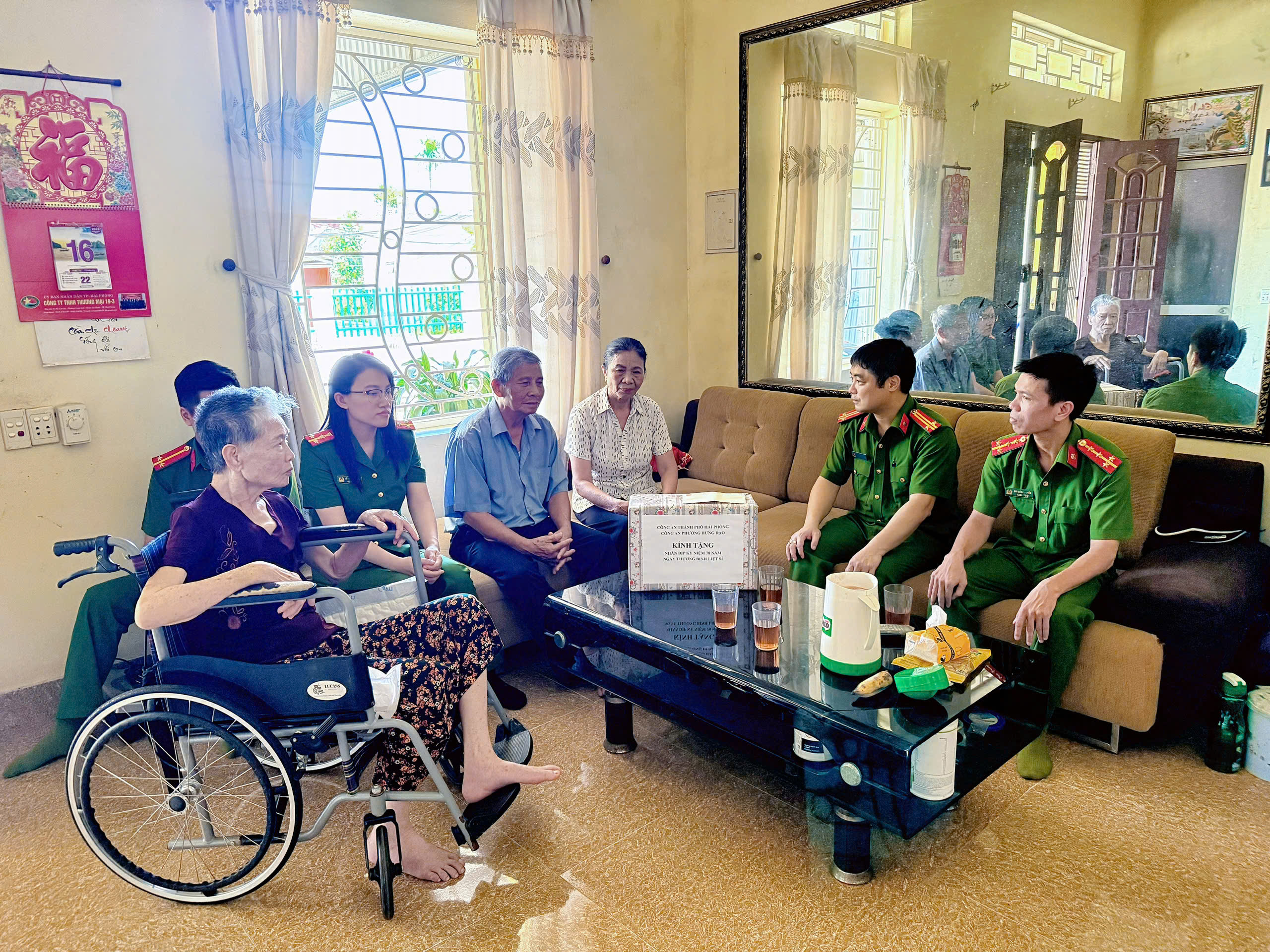 Giữ Tổ quốc bình yên: Từ 'khắc tinh' tội phạm đến trưởng công an phường của dân- Ảnh 3. Giữ Tổ quốc bình yên: Từ 'khắc tinh' tội phạm đến trưởng công an phường của dân- Ảnh 3.
