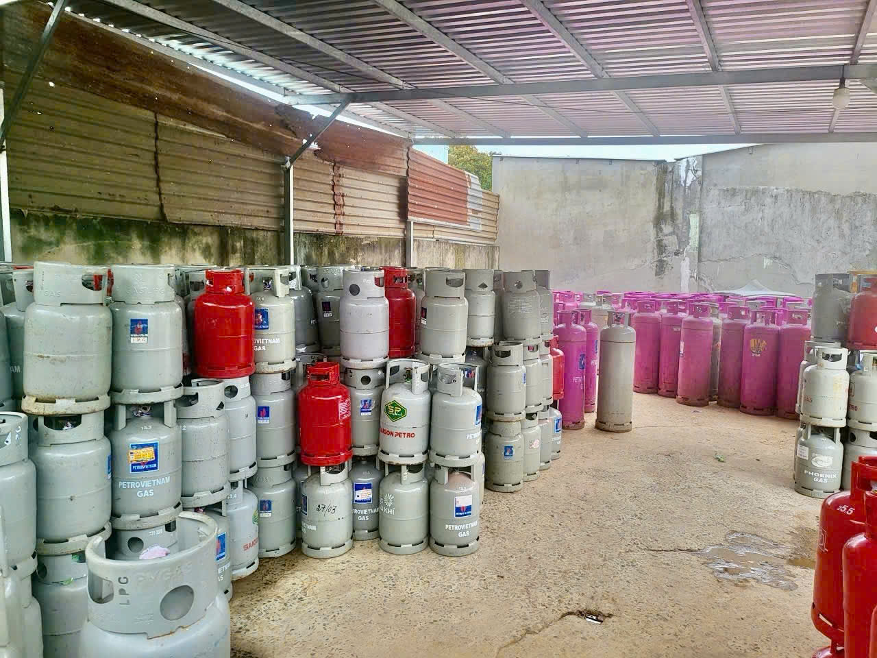 Công an TP.HCM triệt phá đường dây sang chiết, buôn bán gas giả quy mô lớn- Ảnh 2.