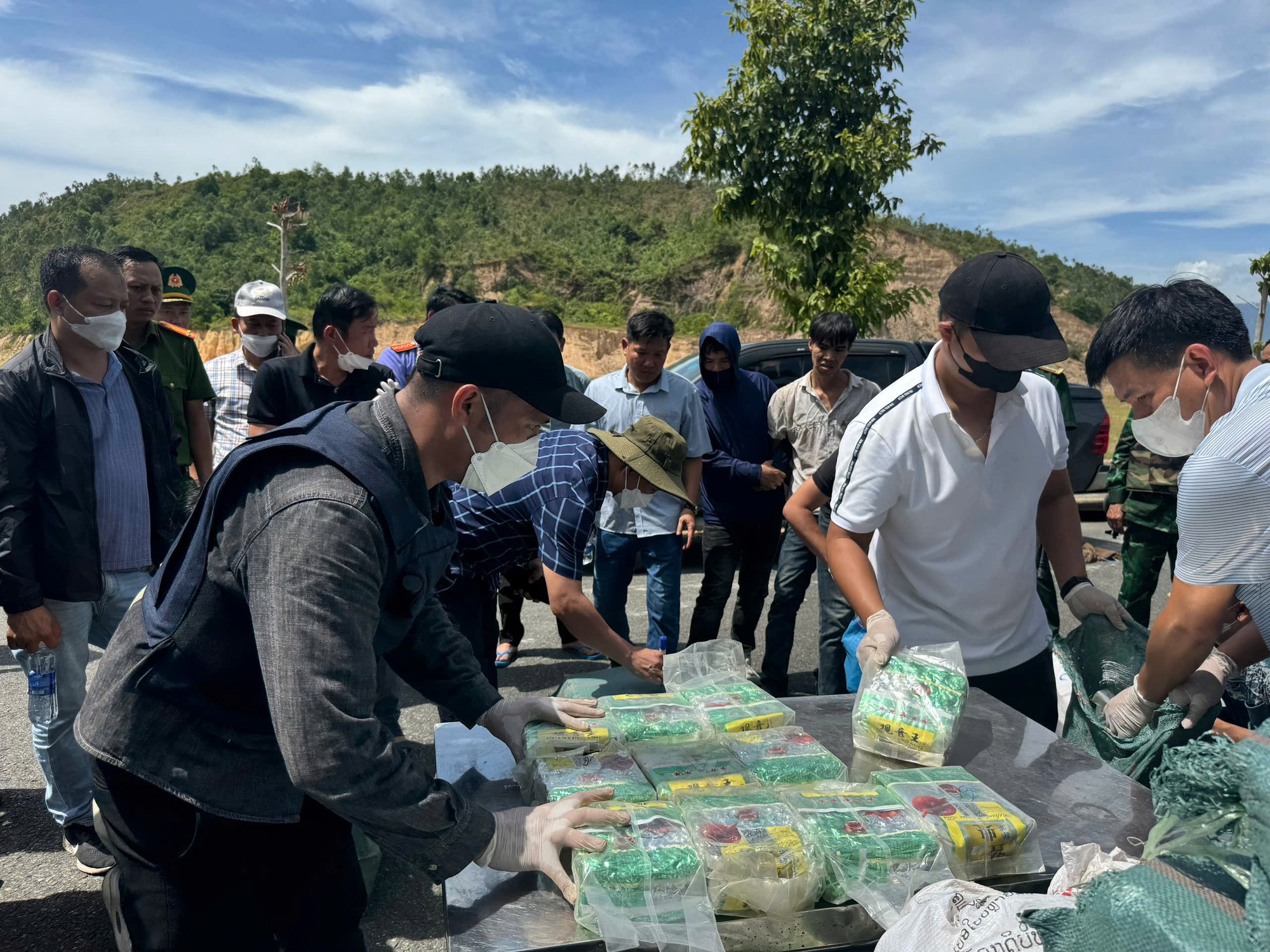 Đà Nẵng: Trận đánh chớp nhoáng '7 giây', Biên phòng thu giữ 300 kg ma túy - Ảnh 2. Đà Nẵng: Trận đánh chớp nhoáng '7 giây', Biên phòng thu giữ 300 kg ma túy - Ảnh 2.