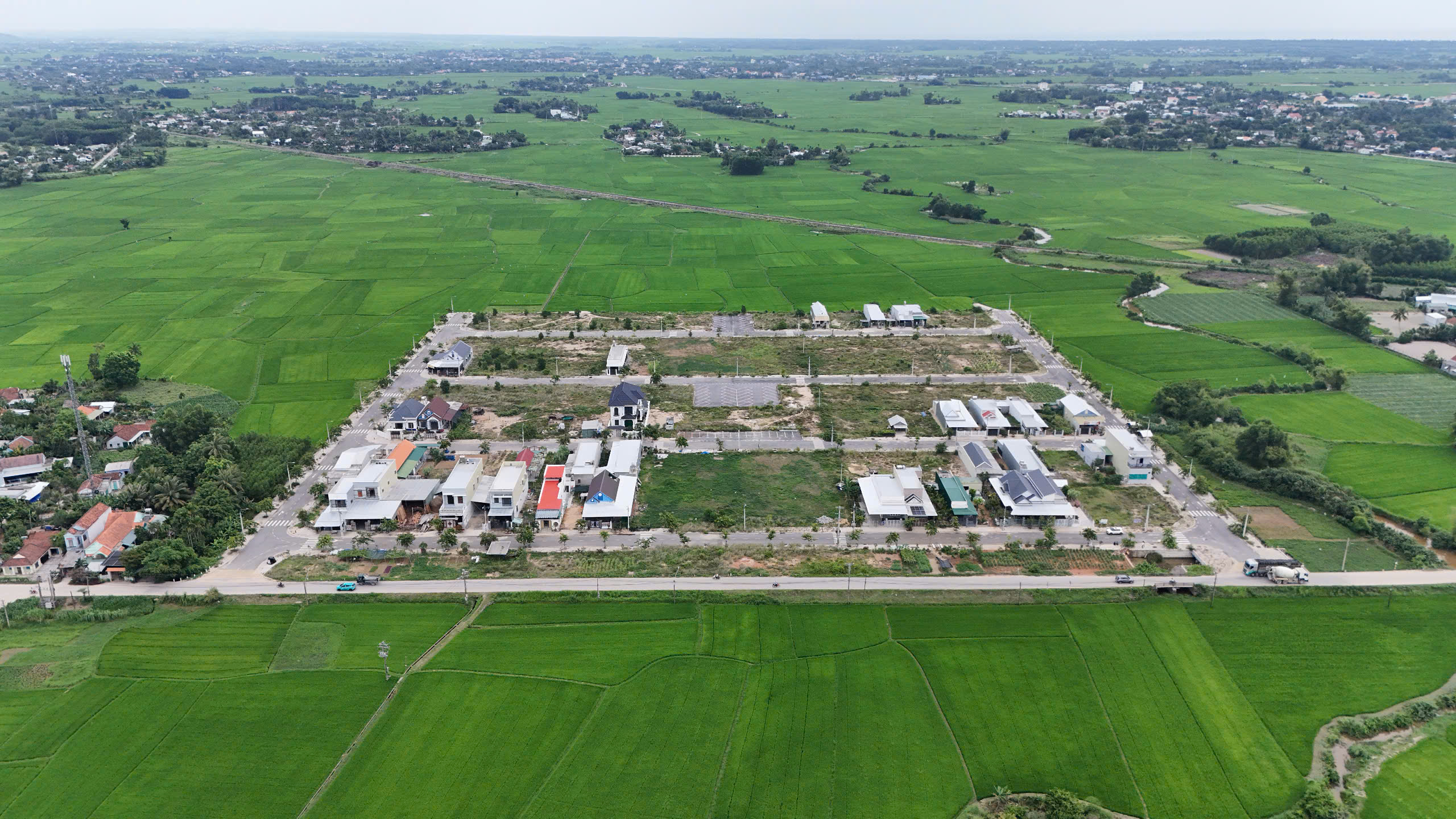 Quảng Ngãi đề xuất điều chỉnh vị trí ga trung tâm tuyến đường sắt tốc độ cao- Ảnh 2. Quảng Ngãi đề xuất điều chỉnh vị trí ga trung tâm tuyến đường sắt tốc độ cao- Ảnh 2.