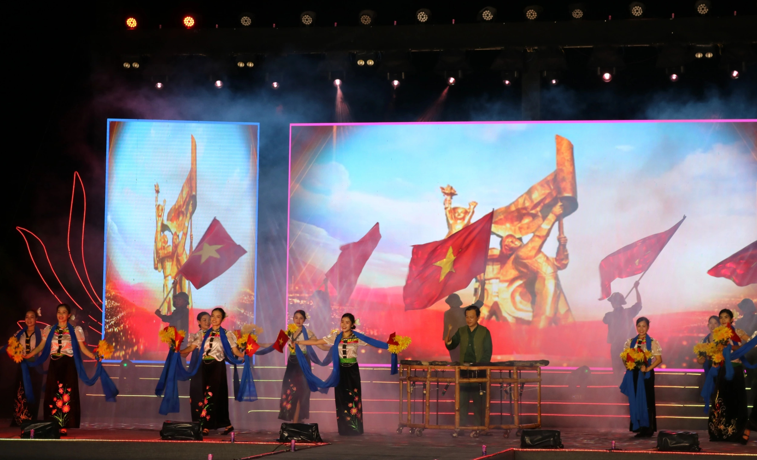 'দেশকে রূপদানকারী কবিতা'-এর প্রতিধ্বনি - ছবি ২। Âm vang 'Những câu thơ viết nên hình đất nước'- Ảnh 2.