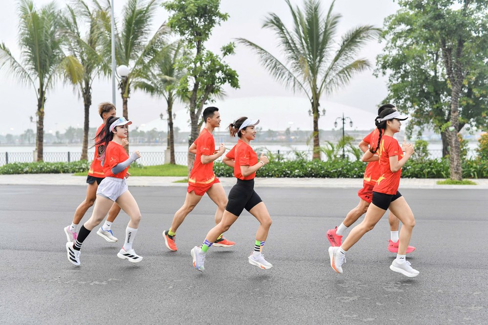 Nesten 19 000 utøvere meldte seg på «That's My Vietnam»-løpet på en drømmeaktig rute – Bilde 1. Gần 19.000 VĐV đăng ký giải chạy 'Việt Nam tôi đó' trên cung đường đẹp như mơ- Ảnh 1.