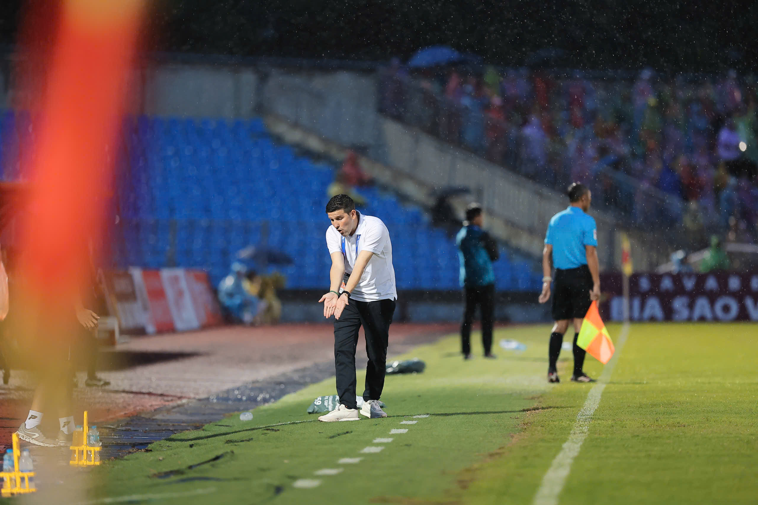 Hoang Duc និង Ninh Binh មានក្តីស្រមៃចាប់ផ្តើមនៅ V-League៖ ចូលរួមដោយឥតគិតថ្លៃសម្រាប់ការប្រកួតជាមួយ Thanh Hoa - រូបថត 2 ។ Hoàng Đức và Ninh Bình khởi đầu như mơ tại V-League: Mở cửa miễn phí trận gặp Thanh Hóa- Ảnh 2.