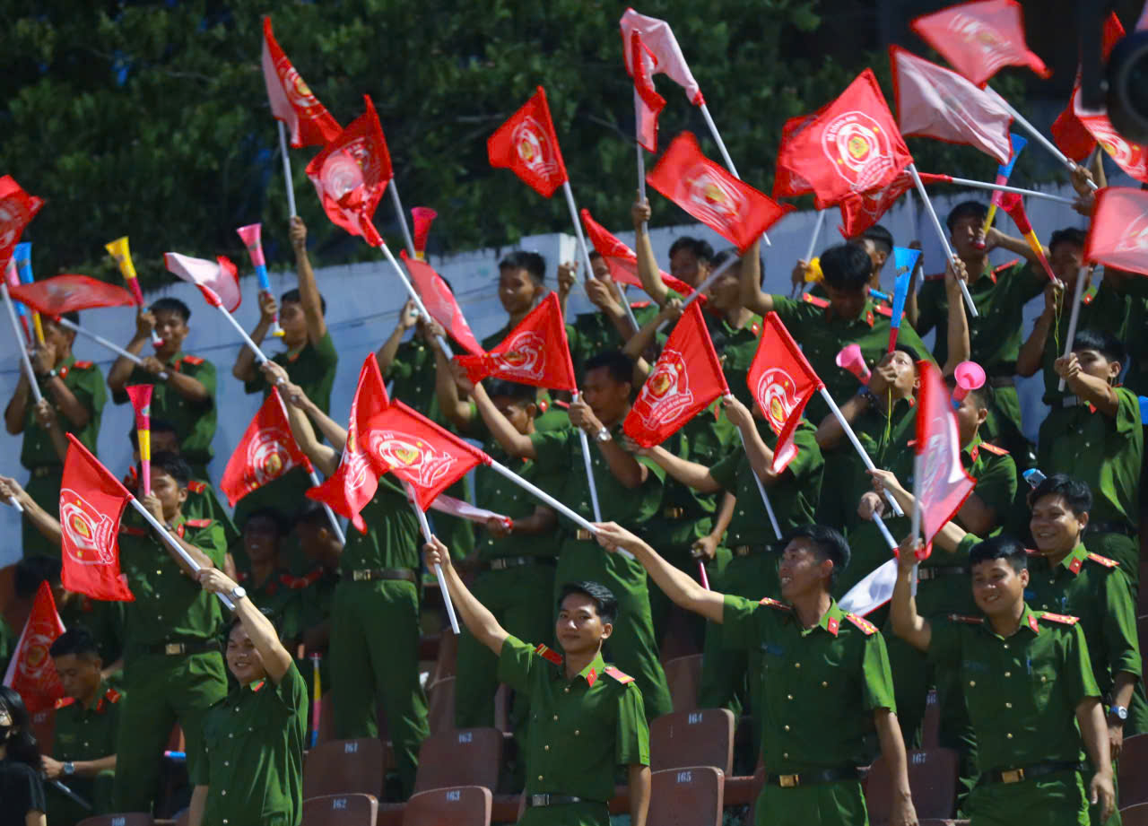 CLB Công an TP.HCM thắng trận đầu V-League: Lâu rồi sân Thống Nhất mới vui đến thế!- Ảnh 4.