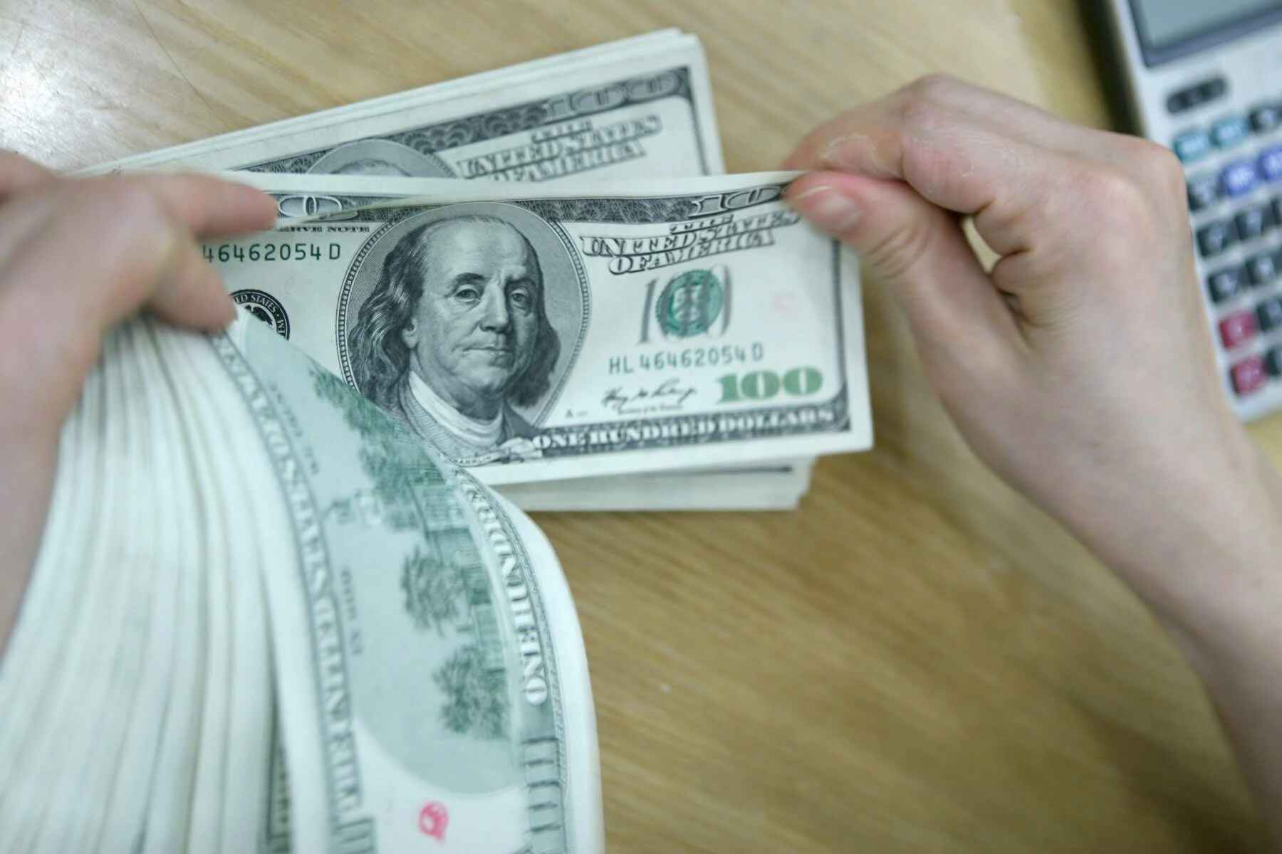 Giá USD căng như dây đàn- Ảnh 1.