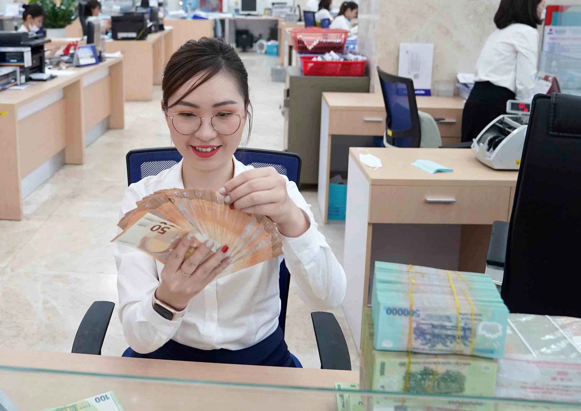 Giá USD căng như dây đàn- Ảnh 2.