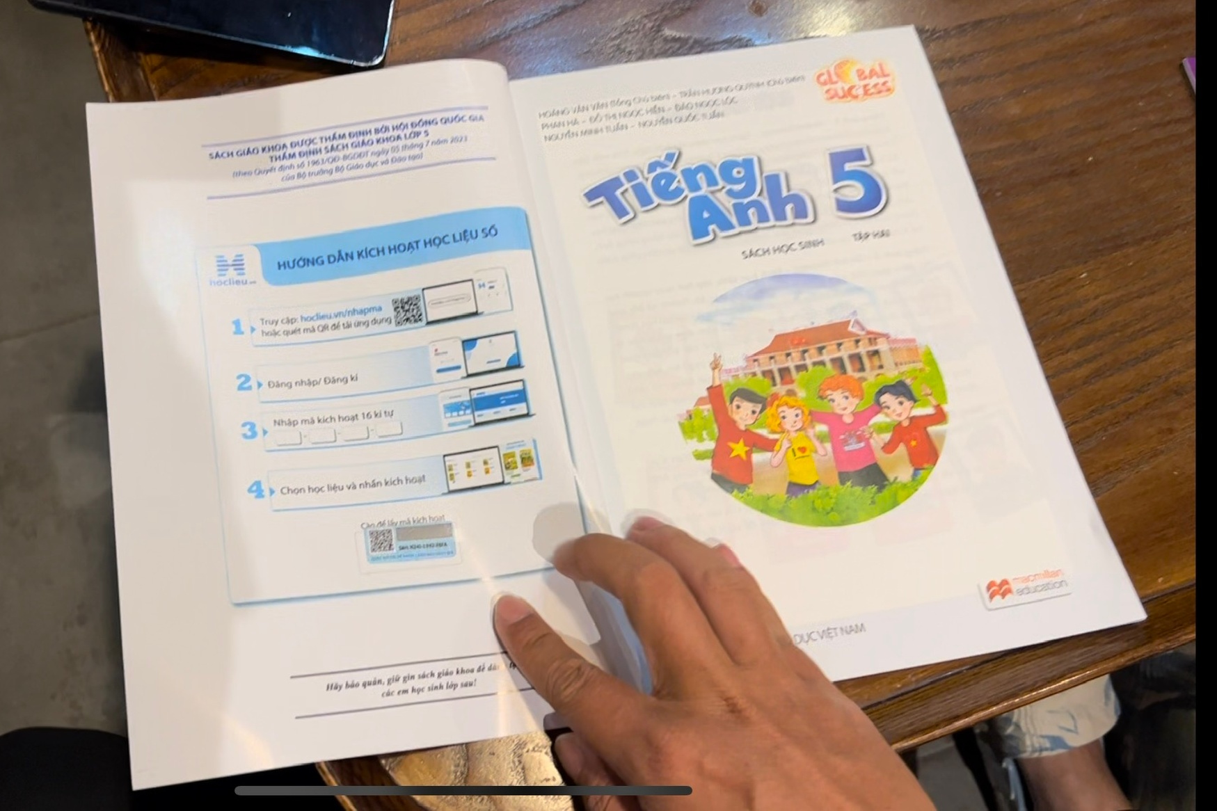 Ouders in Hanoi vermoeden nepboeken: veel scholen nemen boeken in beslag voor inspectie - Foto 2. Vụ phụ huynh Hà Nội nghi sách giả: Nhiều trường thu lại sách để kiểm tra- Ảnh 2.