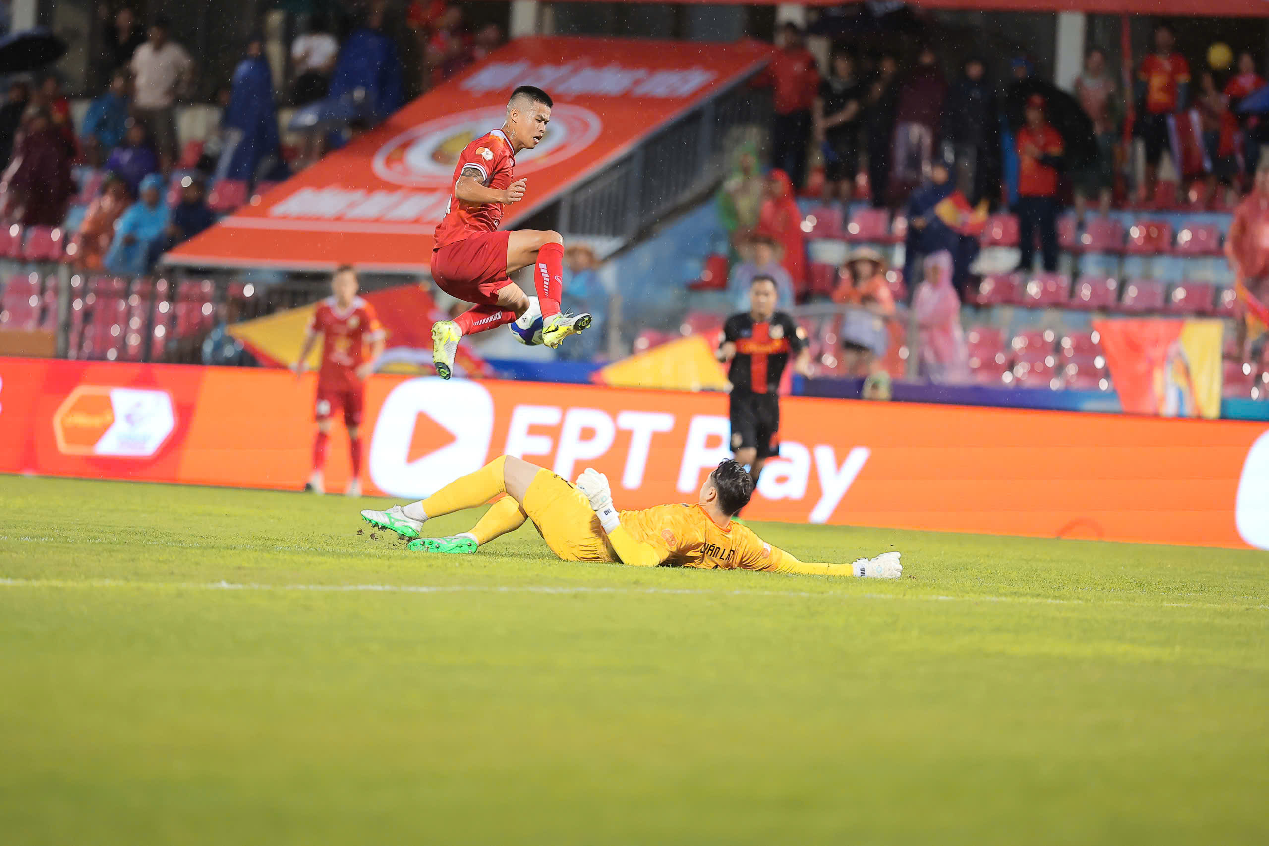 Hoang Duc និង Ninh Binh មានក្តីស្រមៃចាប់ផ្តើមក្នុង V-League៖ ចូលរួមដោយឥតគិតថ្លៃសម្រាប់ការប្រកួតជាមួយ Thanh Hoa - រូបថត ៦. Hoàng Đức và Ninh Bình khởi đầu như mơ tại V-League: Mở cửa miễn phí trận gặp Thanh Hóa- Ảnh 6.