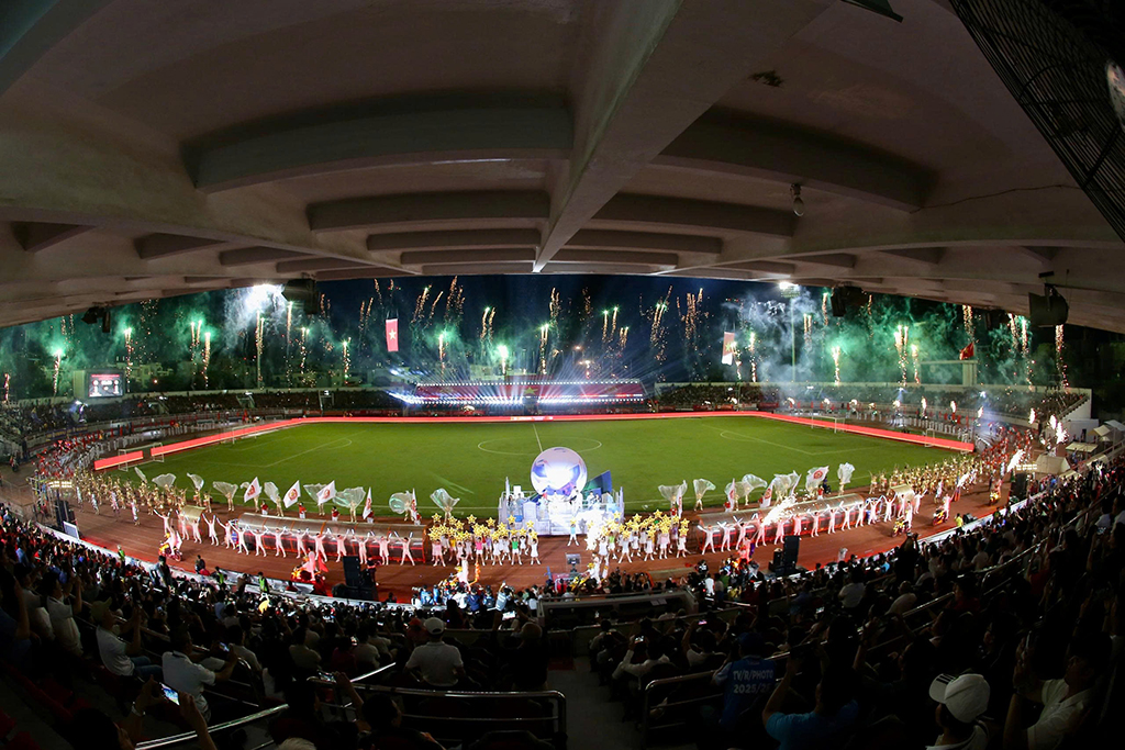 Stadium Thong Nhat menghidupkan suasana perayaan, pasukan Polis Bandar Ho Chi Minh mencipta kemuncak - Foto 1. Sân Thống Nhất hồi sinh không khí lễ hội, đội Công an TP.HCM tạo điểm nhấn- Ảnh 1.