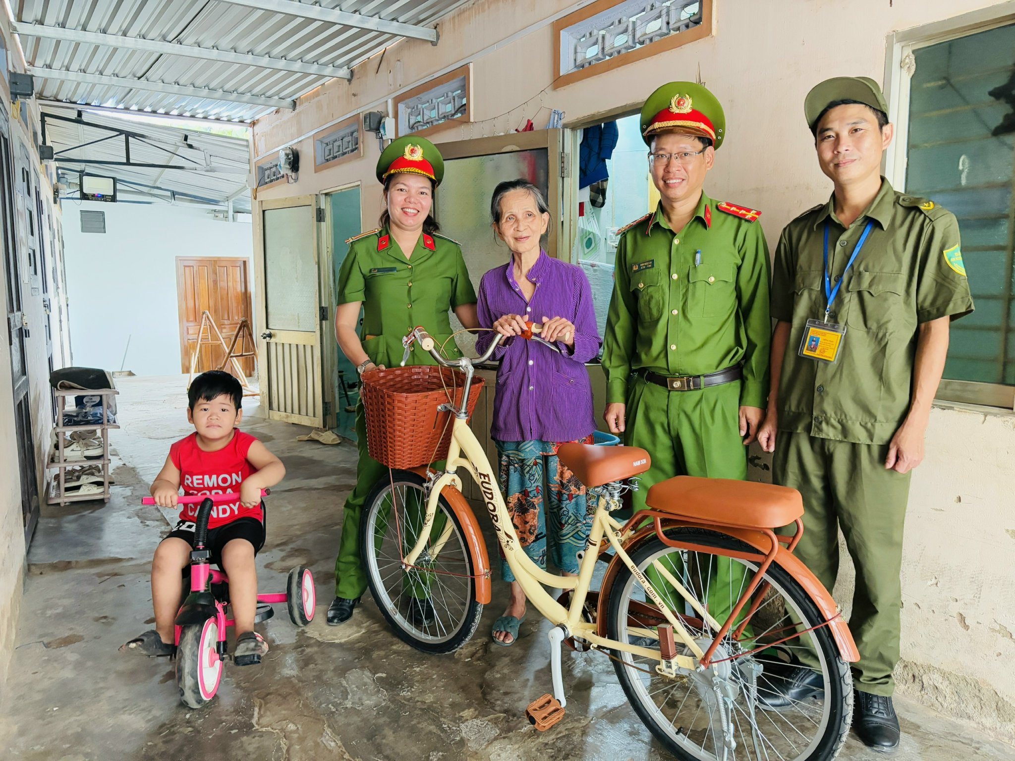 Giữ Tổ quốc bình yên: Câu chuyện tử tế của nữ chỉ huy hết lòng vì dân- Ảnh 2. Giữ Tổ quốc bình yên: Câu chuyện tử tế của nữ chỉ huy hết lòng vì dân- Ảnh 2.