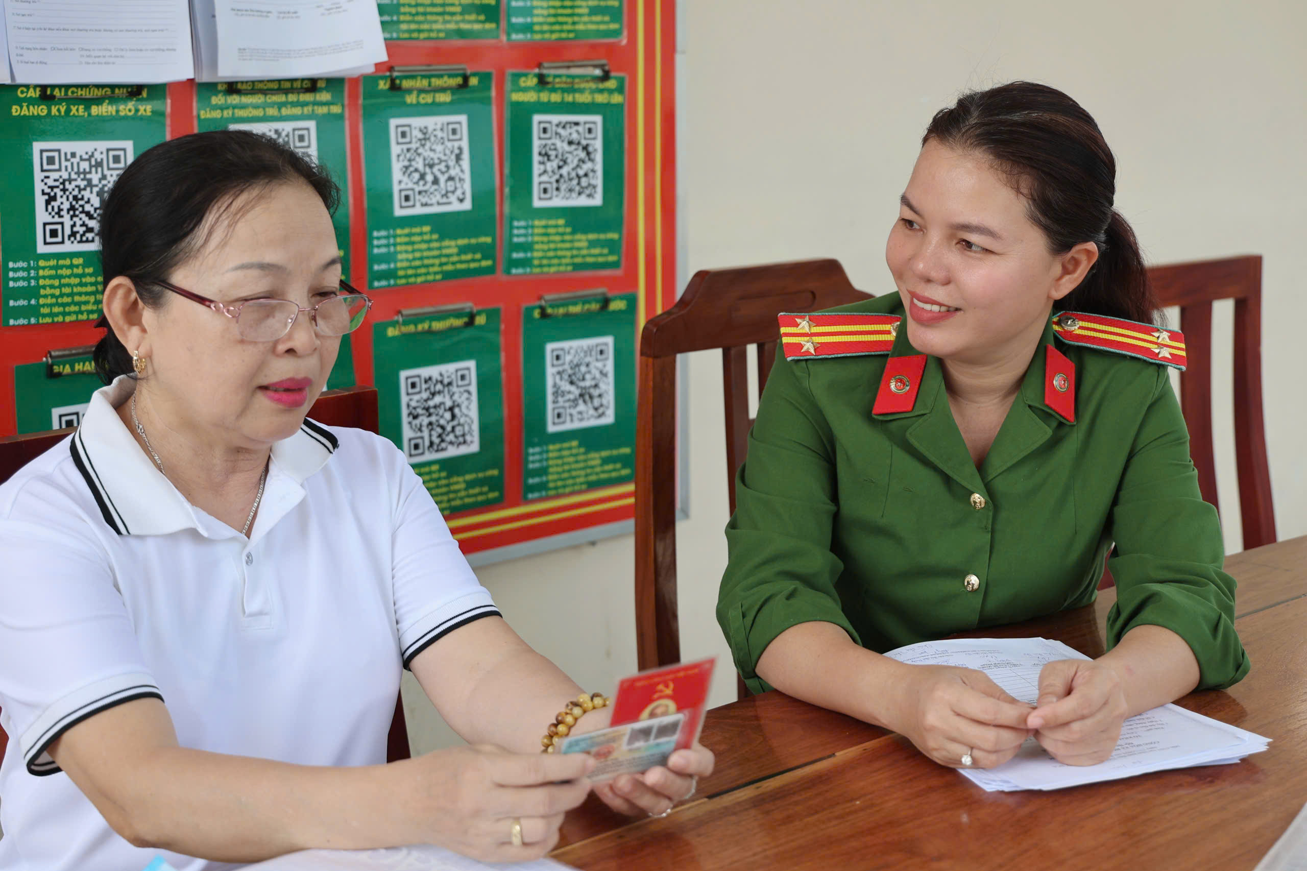Giữ Tổ quốc bình yên: Câu chuyện tử tế của nữ chỉ huy hết lòng vì dân- Ảnh 4. Giữ Tổ quốc bình yên: Câu chuyện tử tế của nữ chỉ huy hết lòng vì dân- Ảnh 4.