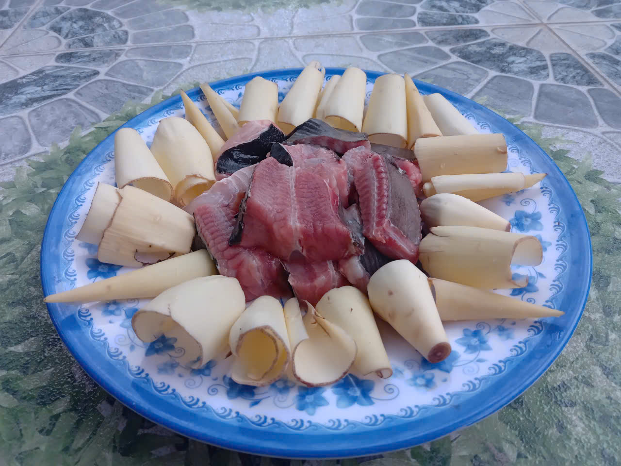 Cá đuối um bắp chuối - Ảnh 2.