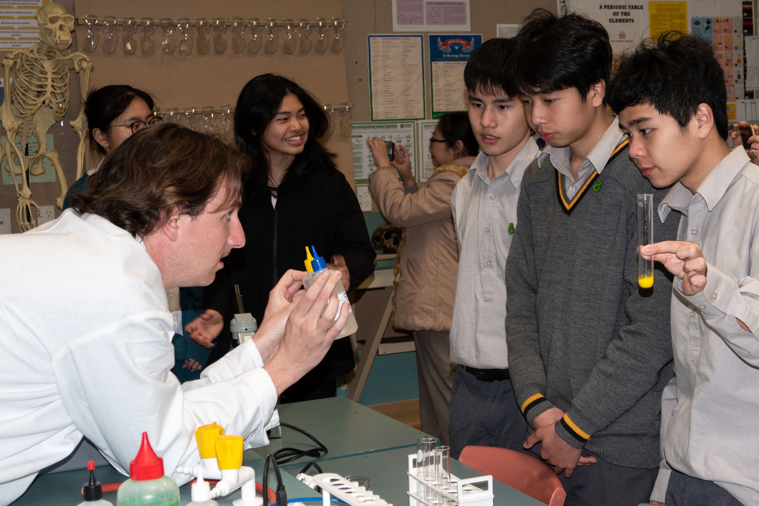 Các nền kinh tế lớn chuộng dùng nhiều bộ sách giáo khoa - Ảnh 1.