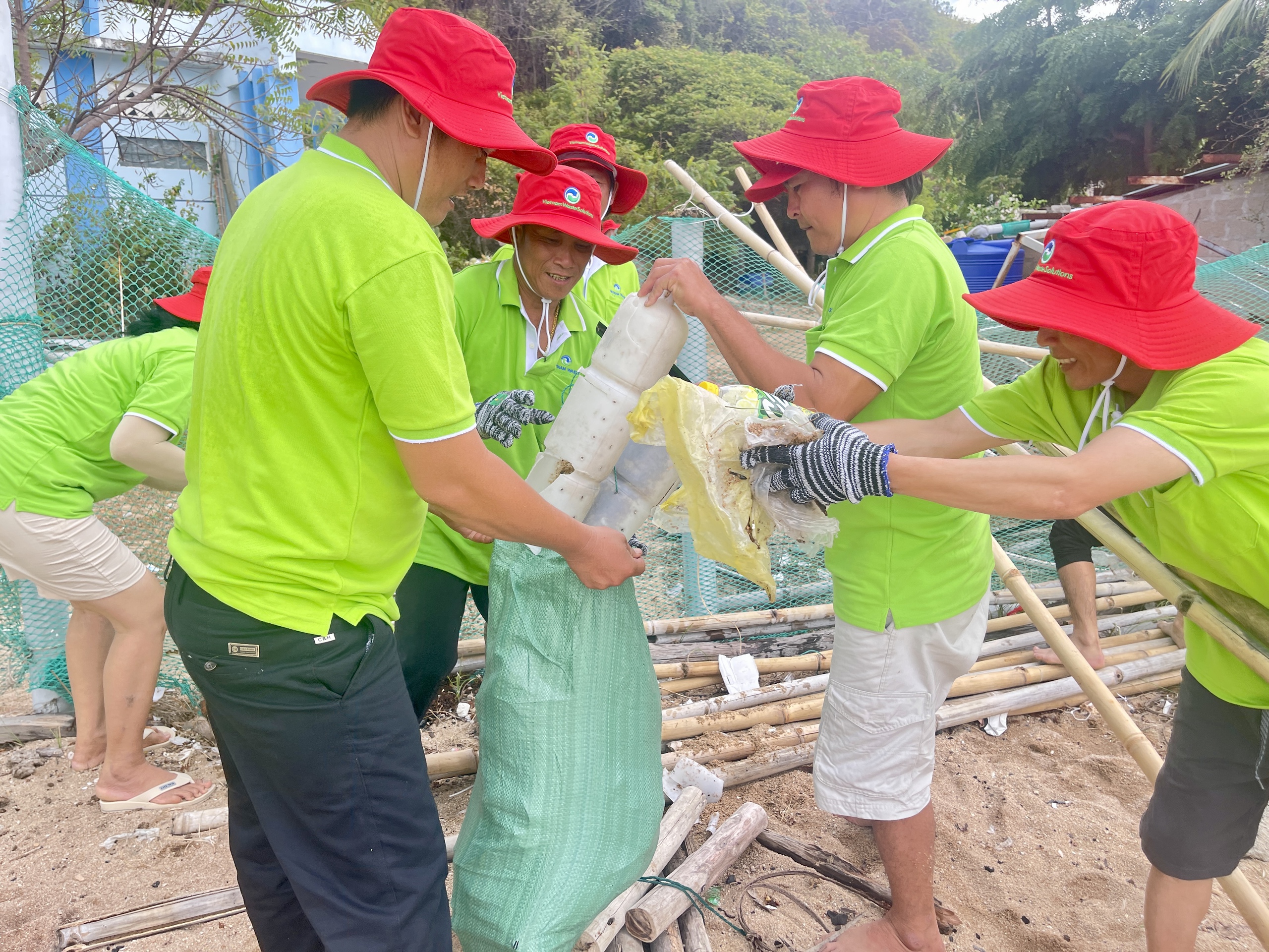 VWS đưa 400 gia đình nhân viên nghỉ dưỡng và chung tay làm sạch biển Vĩnh Hy- Ảnh 3. VWS đưa 400 gia đình nhân viên nghỉ dưỡng và chung tay làm sạch biển Vĩnh Hy- Ảnh 3.