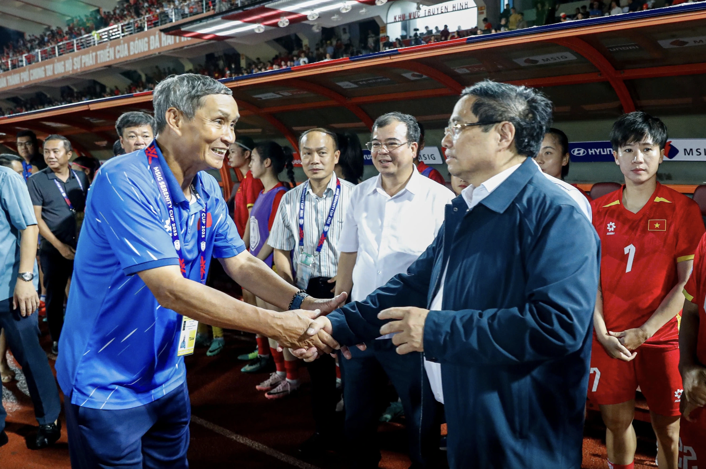 कोच माई डुक चुंग प्रधानमंत्री की भावना से प्रभावित हुए: वियतनामी महिला टीम थाईलैंड के खिलाफ जीतने के लिए दृढ़ है - फोटो 1. HLV Mai Đức Chung xúc động trước tình cảm của Thủ tướng: Đội tuyển nữ Việt Nam quyết thắng Thái Lan- Ảnh 1.