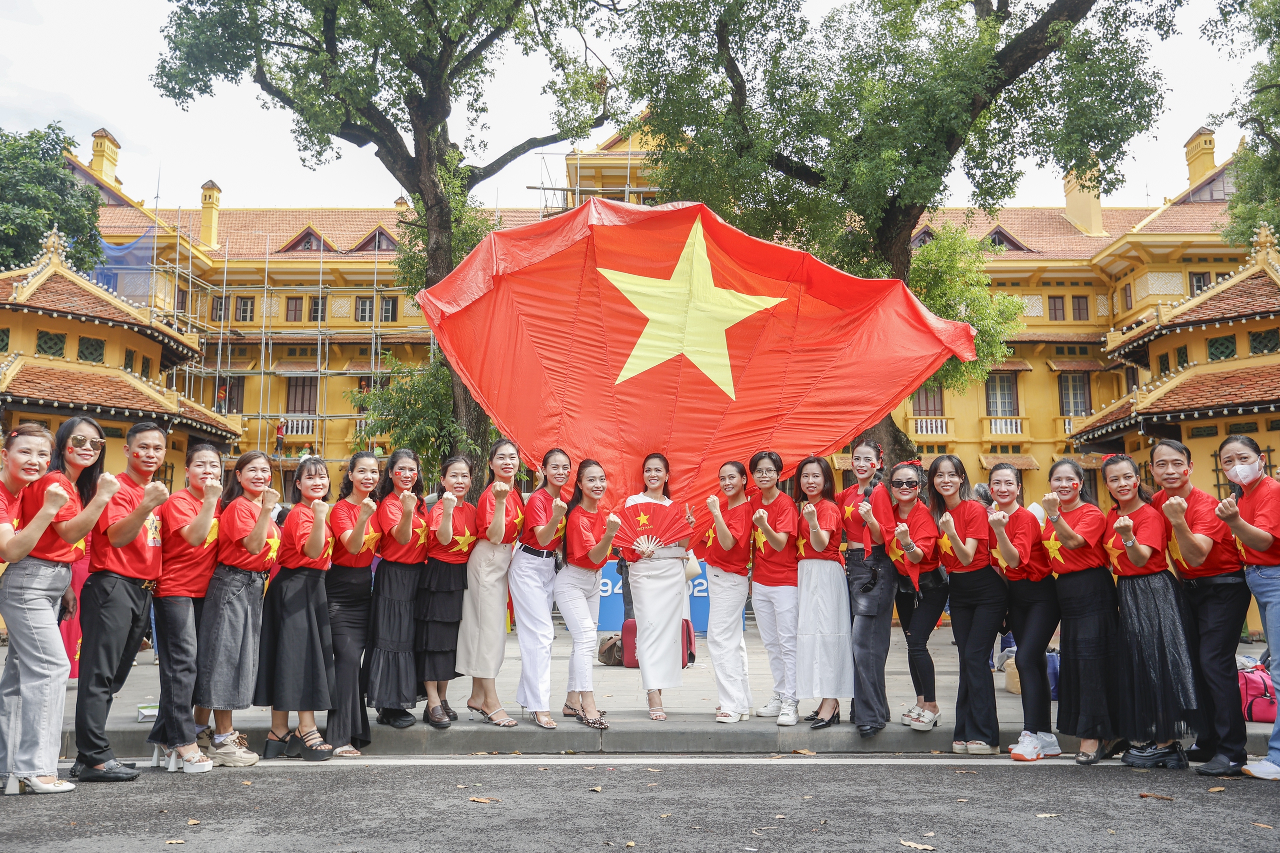 Khách Tây ấn tượng với cờ đỏ sao vàng rợp phố Hà Nội đón Quốc khánh 2.9  - Ảnh 14.