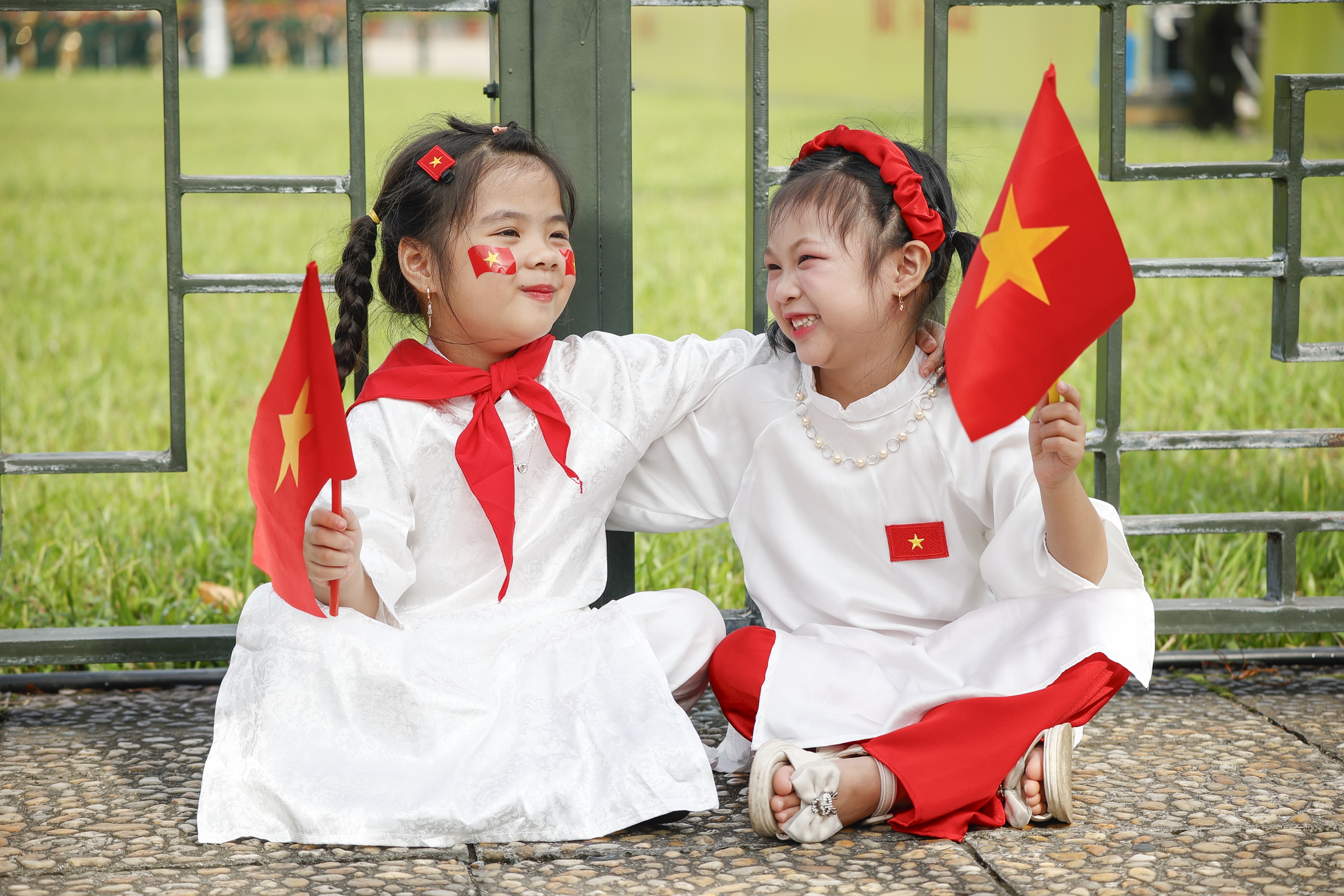 Khách Tây ấn tượng với cờ đỏ sao vàng rợp phố Hà Nội đón Quốc khánh 2.9  - Ảnh 13.