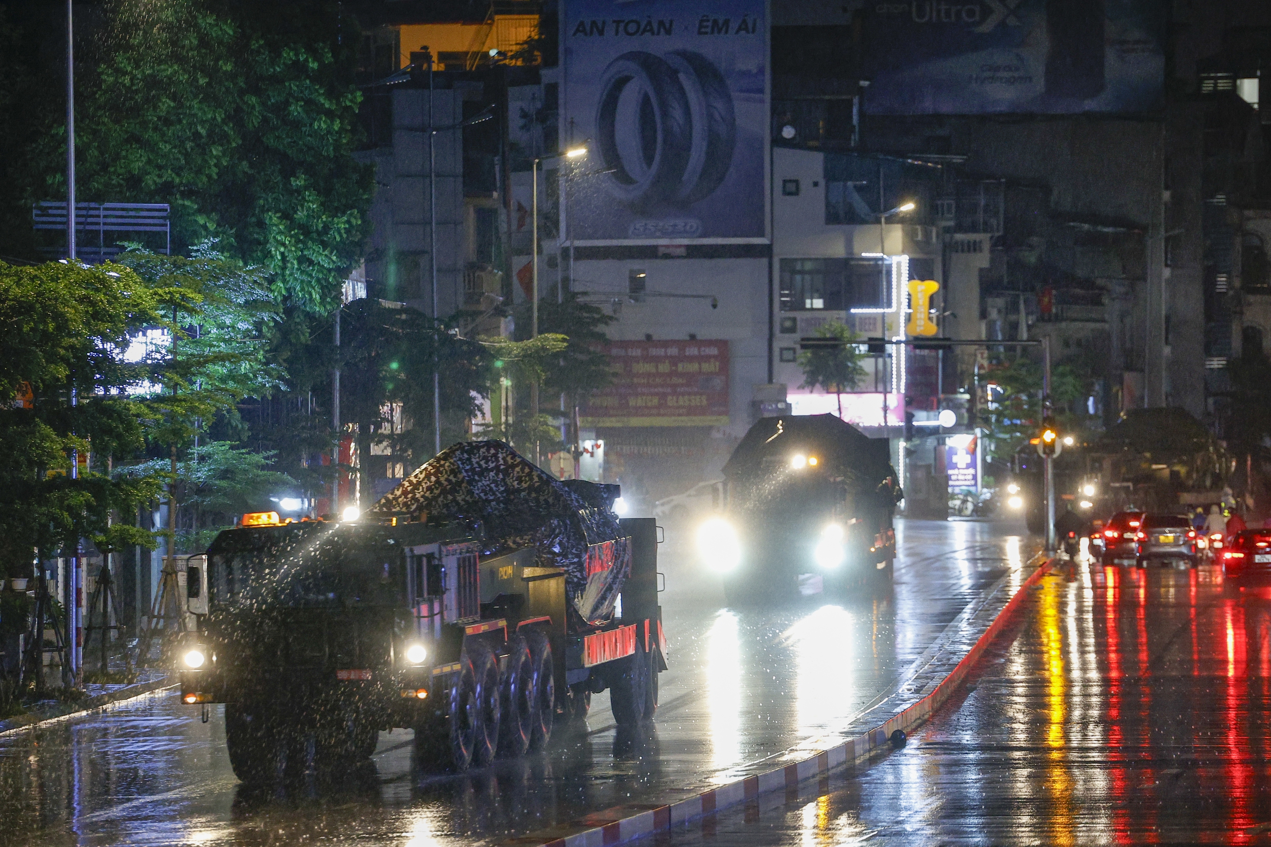 Dàn khí tài tham gia nhiệm vụ A80 tập kết về trung tâm Hà Nội trong đêm - Ảnh 5.