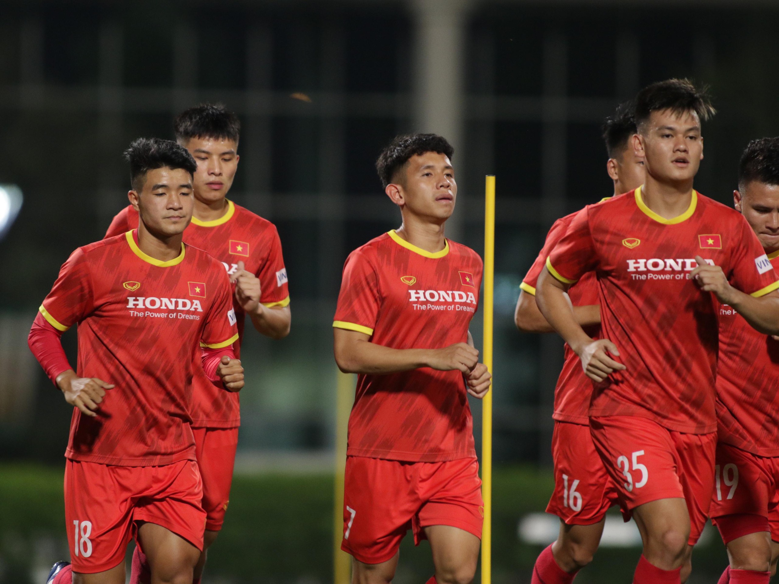 Hrdina z Čchang-čou Ha Duc Chinh se připojuje k milionovému týmu trenéra Parka - Foto 2. Người hùng Thường Châu Hà Đức Chinh gia nhập đội bóng triệu USD của thầy Park- Ảnh 2.
