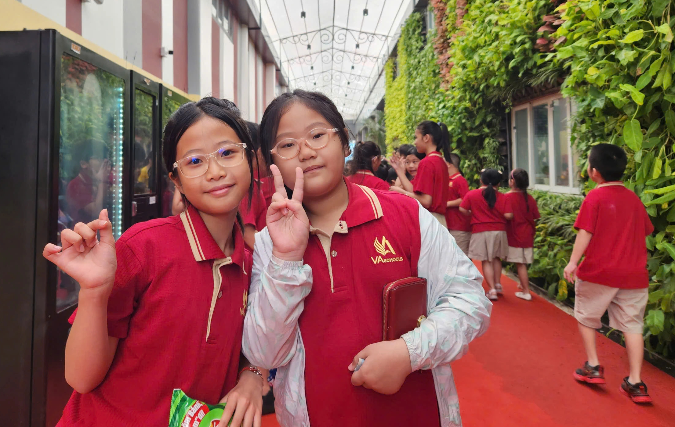 Hôm nay nhiều trường ở TP.HCM học bán trú, bắt đầu năm học mới - Ảnh 1.