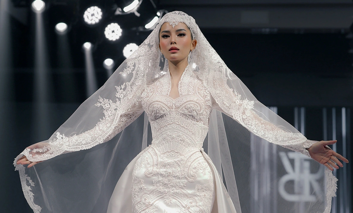 Hoa hậu Kỳ Duyên trở lại sàn runway, hóa công nương trong váy cưới lộng lẫy- Ảnh 1. Hoa hậu Kỳ Duyên trở lại sàn runway, hóa công nương trong váy cưới lộng lẫy- Ảnh 1.