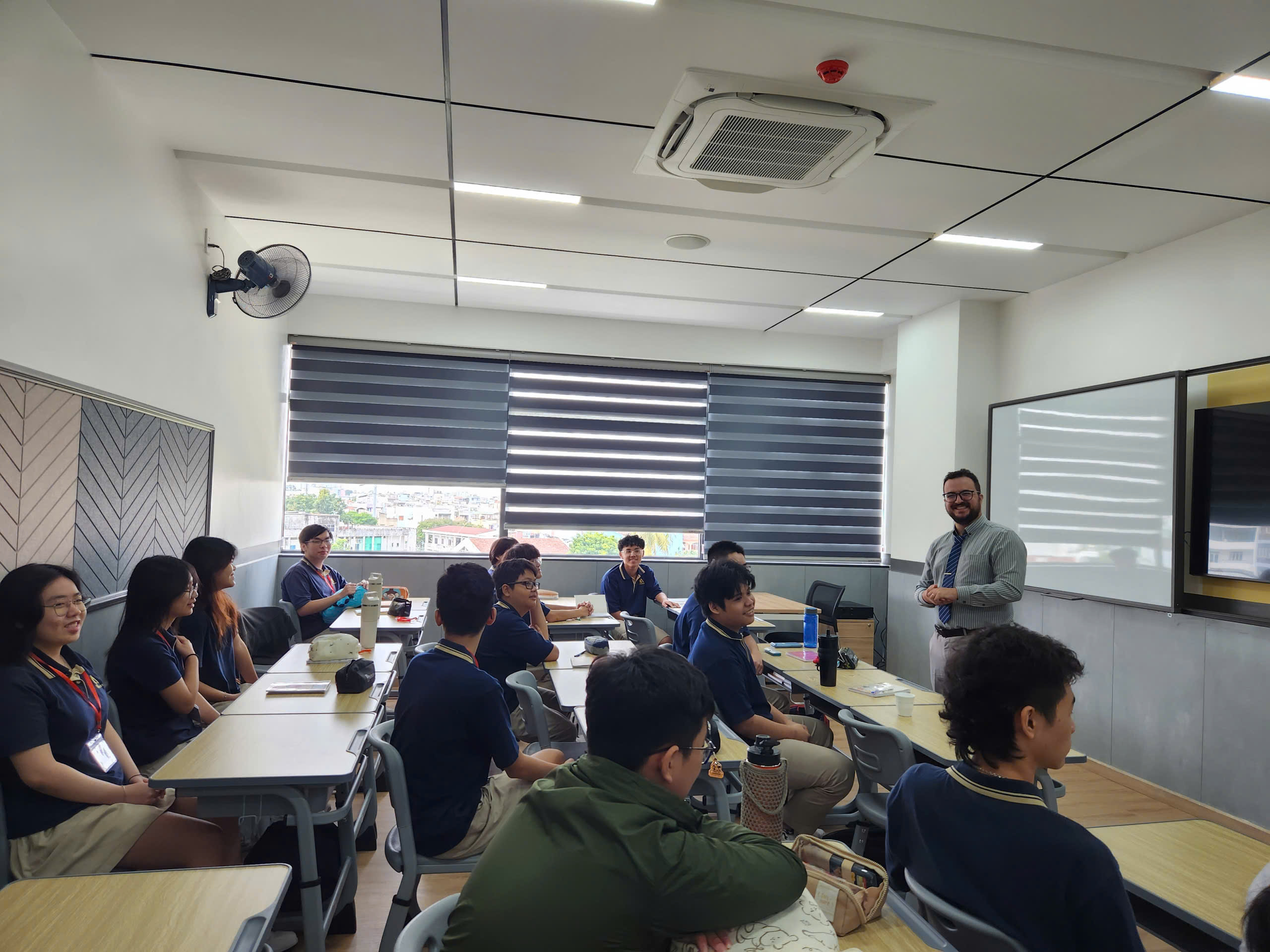 Hôm nay nhiều trường ở TP.HCM học bán trú, bắt đầu năm học mới - Ảnh 3.