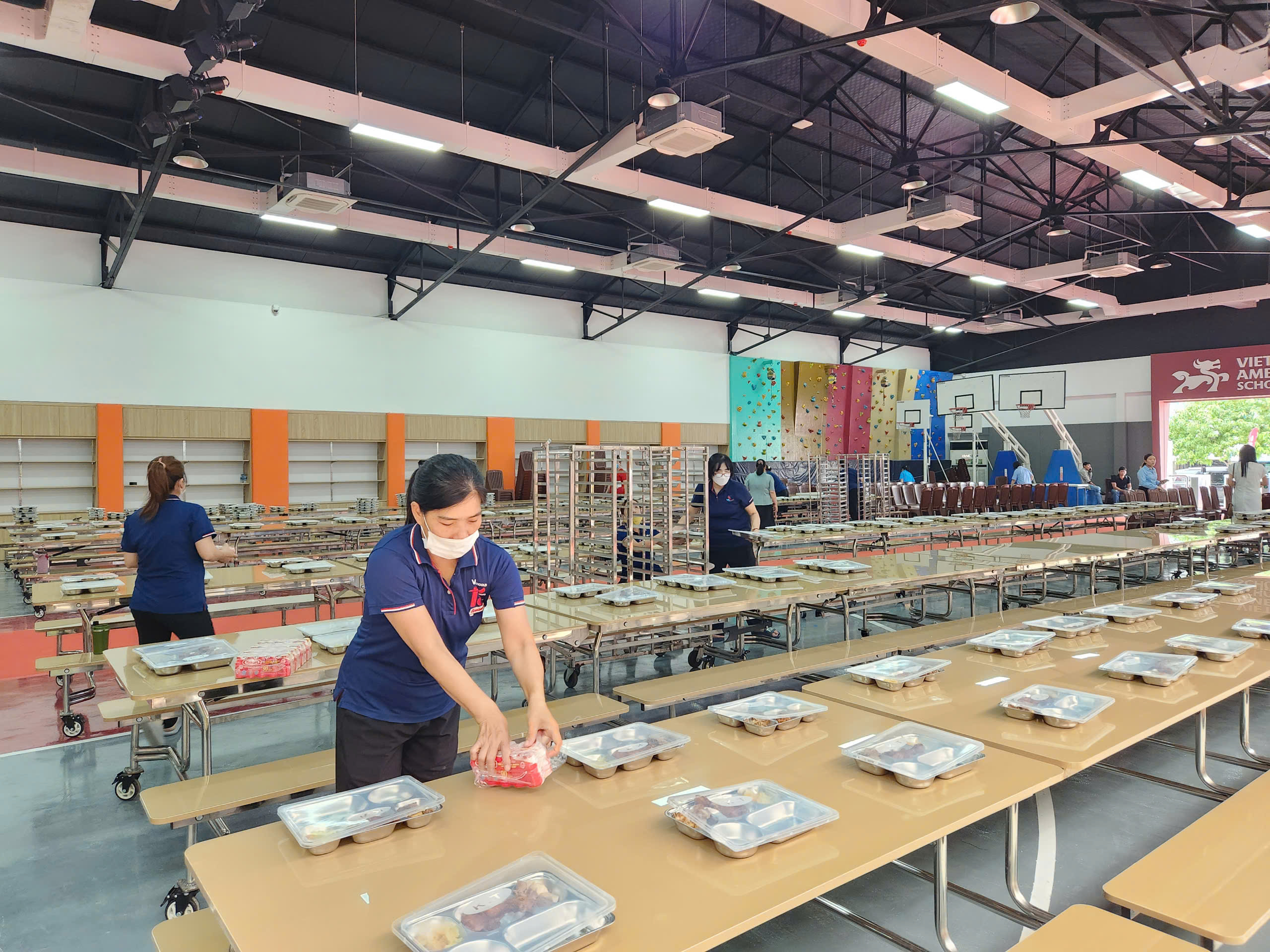 Hôm nay nhiều trường ở TP.HCM học bán trú, bắt đầu năm học mới - Ảnh 6.