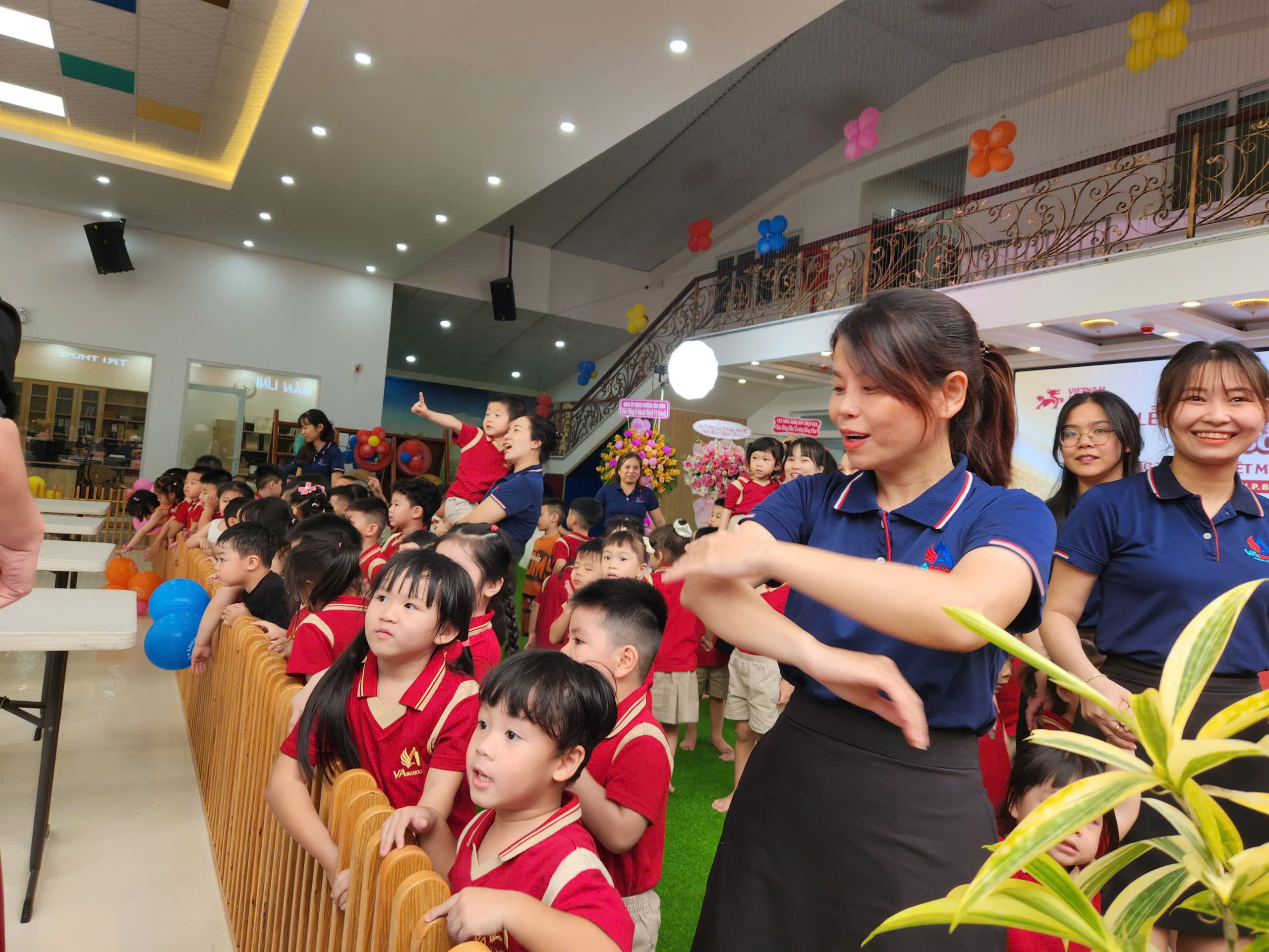 Hôm nay nhiều trường ở TP.HCM học bán trú, bắt đầu năm học mới - Ảnh 2.