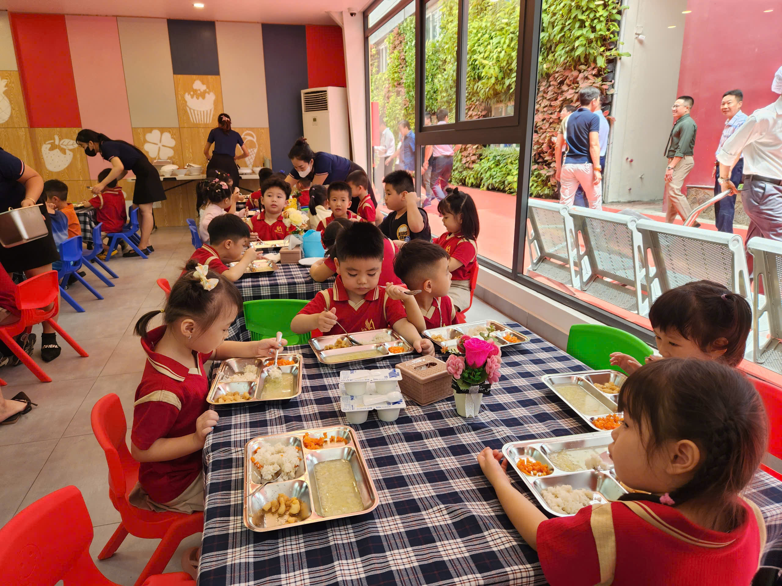 Hôm nay nhiều trường ở TP.HCM học bán trú, bắt đầu năm học mới - Ảnh 5.