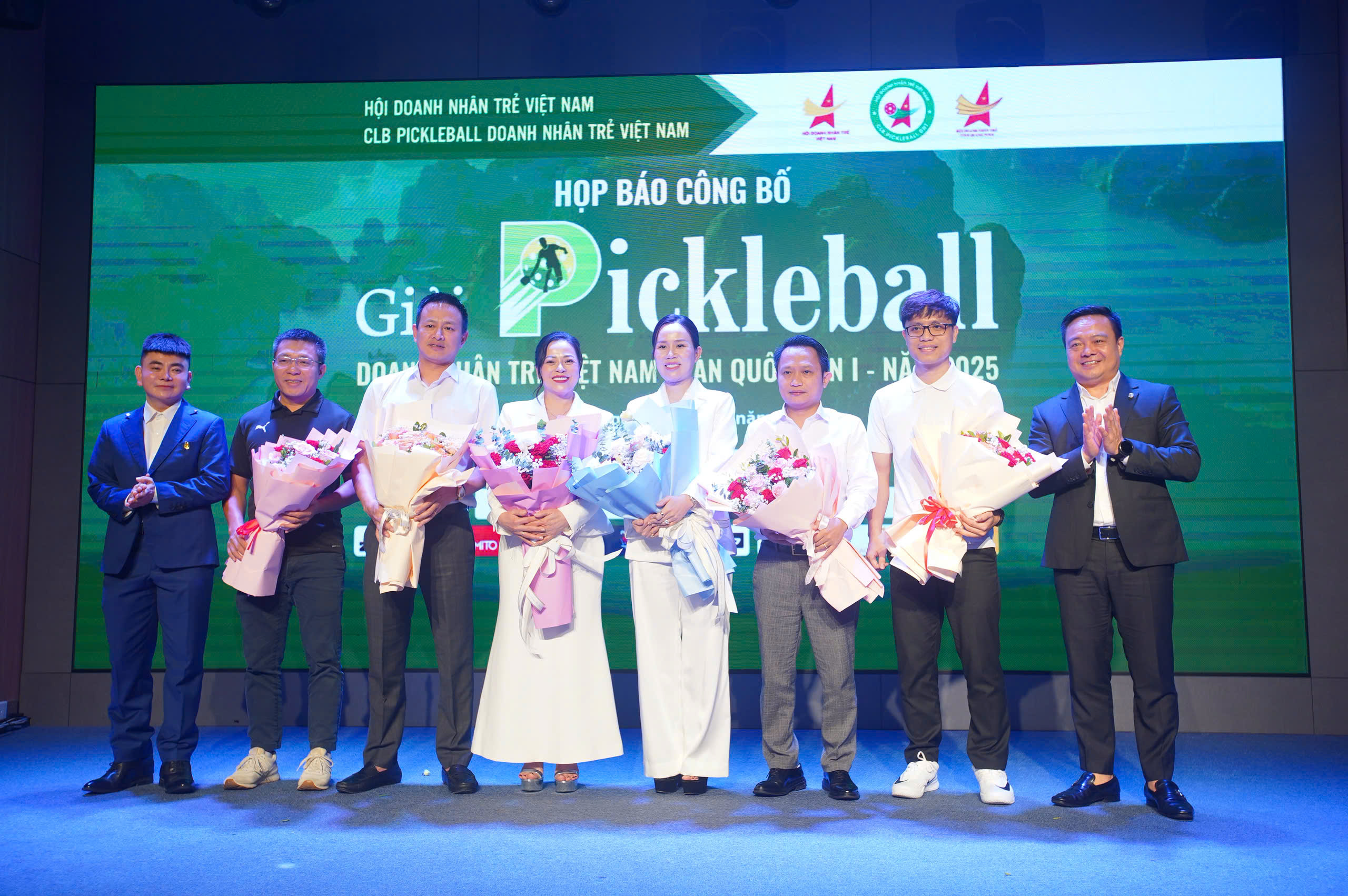 En attraktiv pickleball-lekeplass dukker opp for unge vietnamesiske gründere - Bilde 1. Xuất hiện sân chơi pickleball hấp dẫn cho doanh nhân trẻ Việt Nam- Ảnh 1.