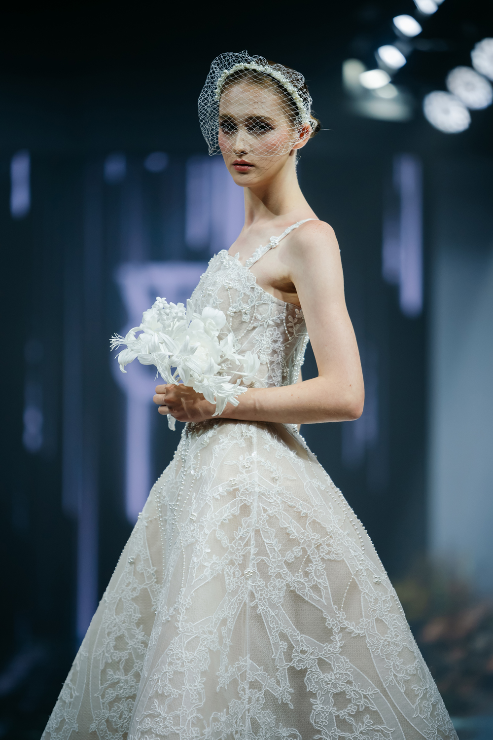 Hoa hậu Kỳ Duyên trở lại sàn runway, hóa công nương trong váy cưới lộng lẫy- Ảnh 9. Hoa hậu Kỳ Duyên trở lại sàn runway, hóa công nương trong váy cưới lộng lẫy- Ảnh 9.