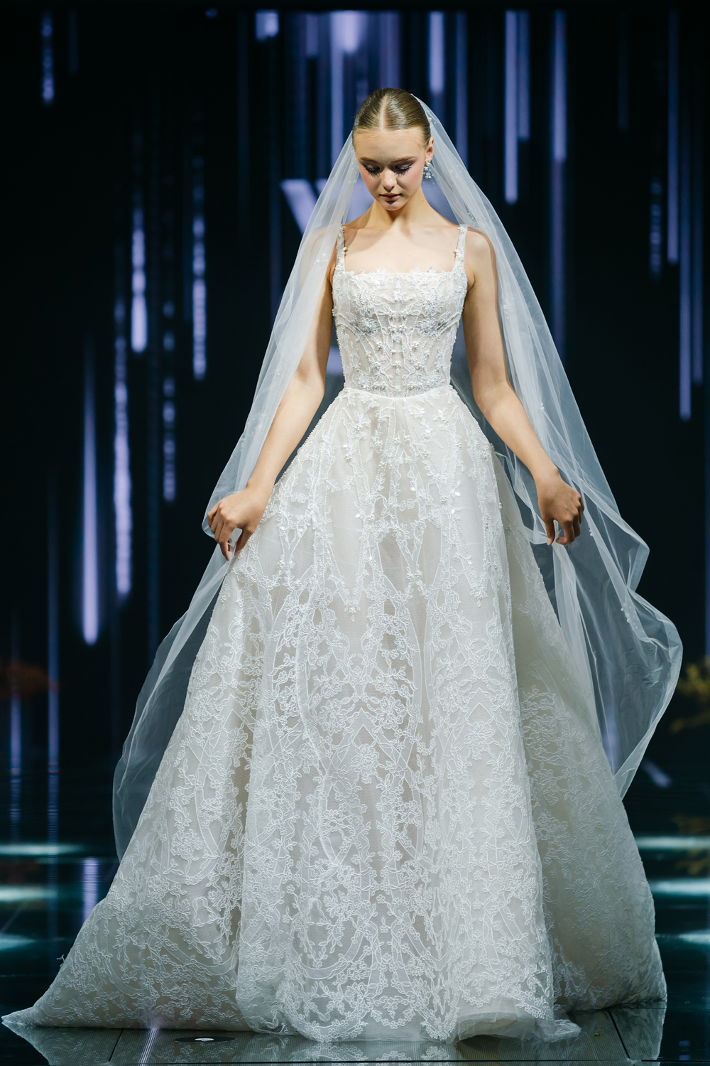 Hoa hậu Kỳ Duyên trở lại sàn runway, hóa công nương trong váy cưới lộng lẫy- Ảnh 10. Hoa hậu Kỳ Duyên trở lại sàn runway, hóa công nương trong váy cưới lộng lẫy- Ảnh 10.