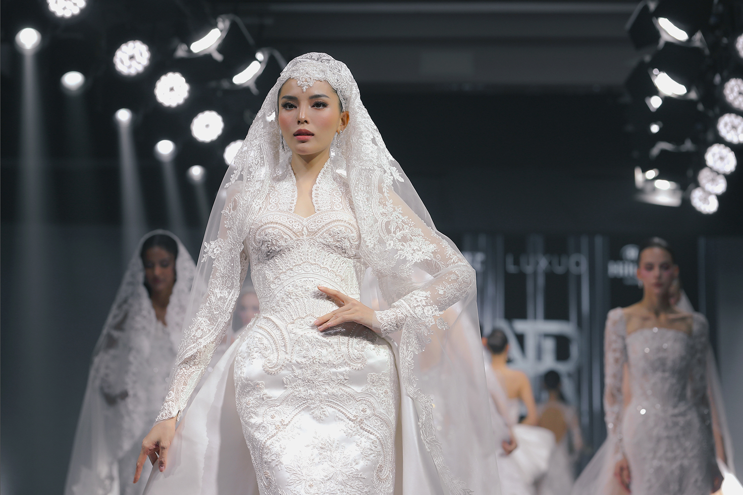 Hoa hậu Kỳ Duyên trở lại sàn runway, hóa công nương trong váy cưới lộng lẫy- Ảnh 2. Hoa hậu Kỳ Duyên trở lại sàn runway, hóa công nương trong váy cưới lộng lẫy- Ảnh 2.