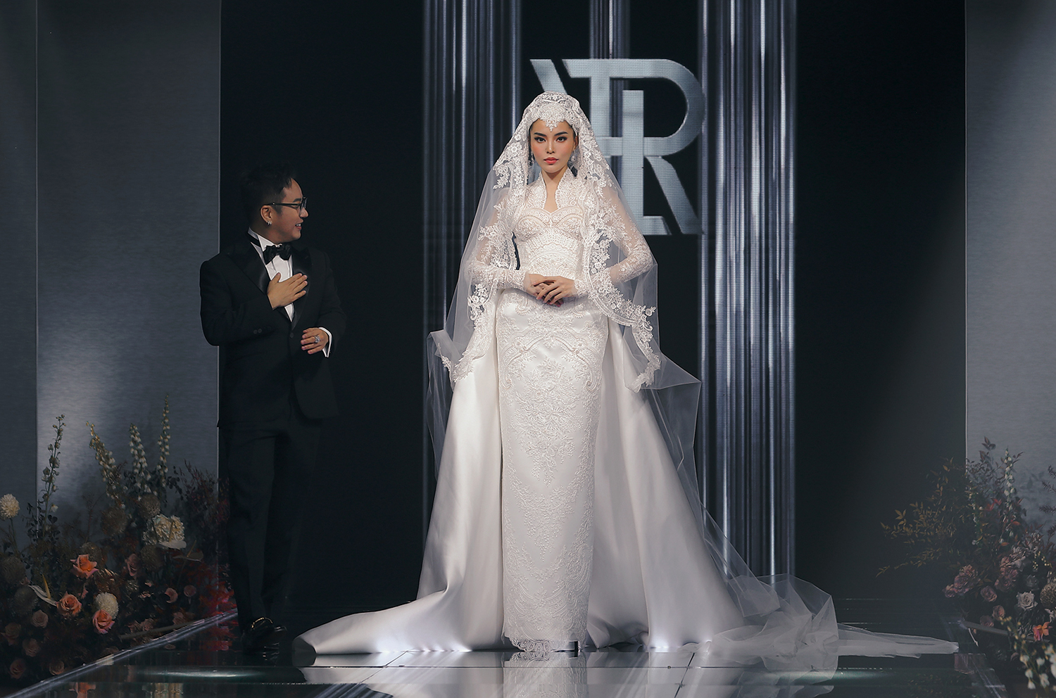 Hoa hậu Kỳ Duyên trở lại sàn runway, hóa công nương trong váy cưới lộng lẫy- Ảnh 3. Hoa hậu Kỳ Duyên trở lại sàn runway, hóa công nương trong váy cưới lộng lẫy- Ảnh 3.