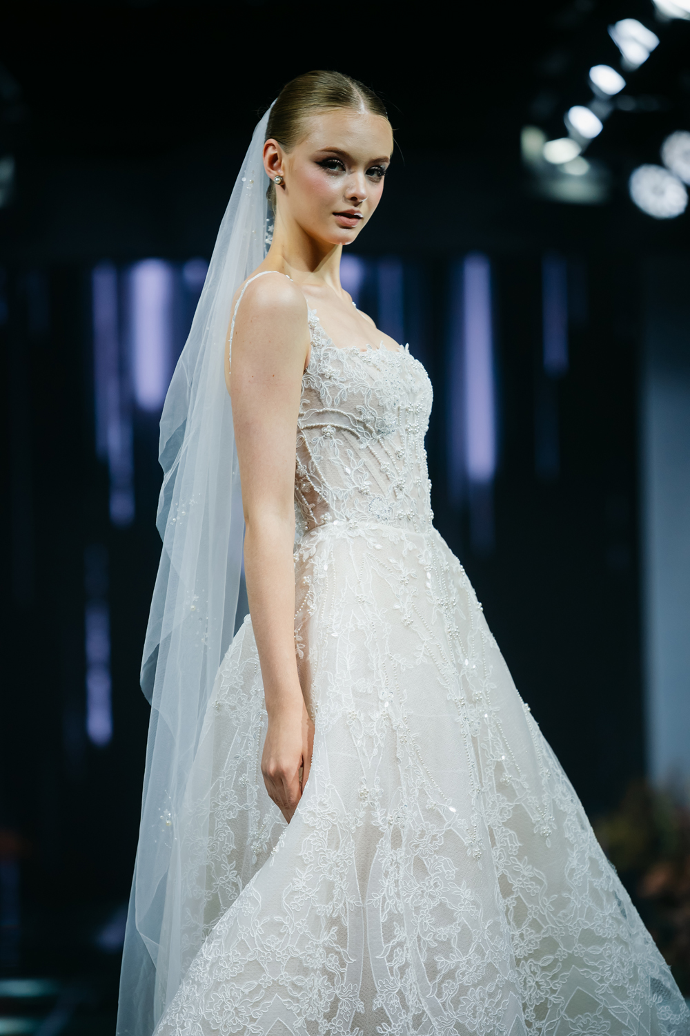 Hoa hậu Kỳ Duyên trở lại sàn runway, hóa công nương trong váy cưới lộng lẫy- Ảnh 5. Hoa hậu Kỳ Duyên trở lại sàn runway, hóa công nương trong váy cưới lộng lẫy- Ảnh 5.