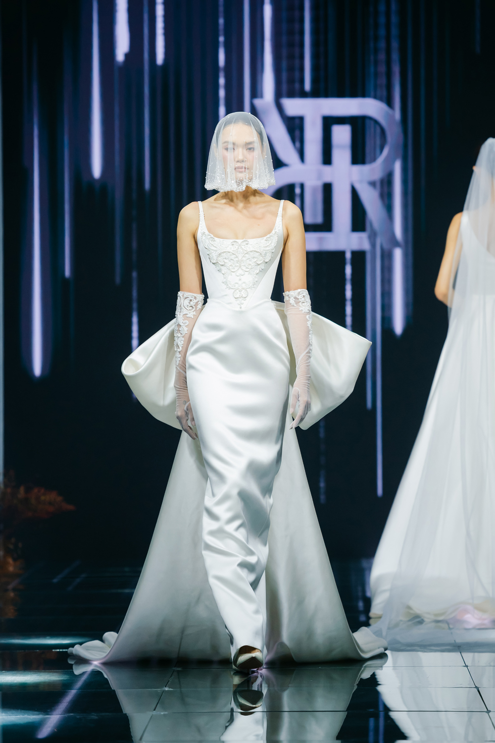 Hoa hậu Kỳ Duyên trở lại sàn runway, hóa công nương trong váy cưới lộng lẫy- Ảnh 6. Hoa hậu Kỳ Duyên trở lại sàn runway, hóa công nương trong váy cưới lộng lẫy- Ảnh 6.