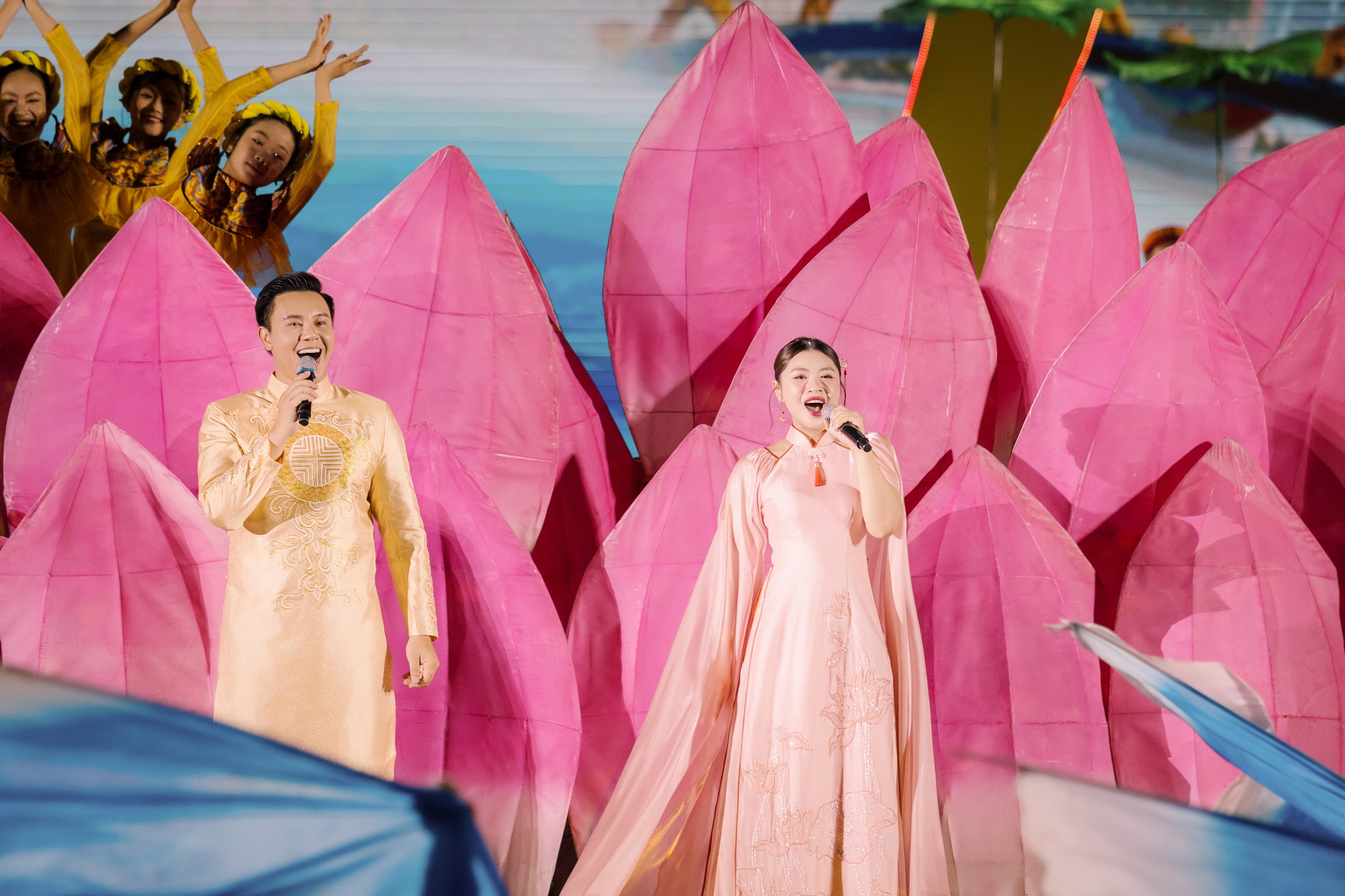 'Sao mai' Nguyễn Thu Hằng hát giữa non thiêng Yên Tử- Ảnh 3. 'Sao mai' Nguyễn Thu Hằng hát giữa non thiêng Yên Tử- Ảnh 3.