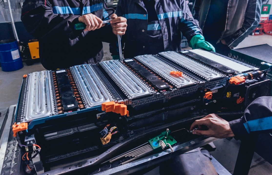 Tìm ra cách tái chế pin xe điện đột phá bằng nước - Ảnh 1.